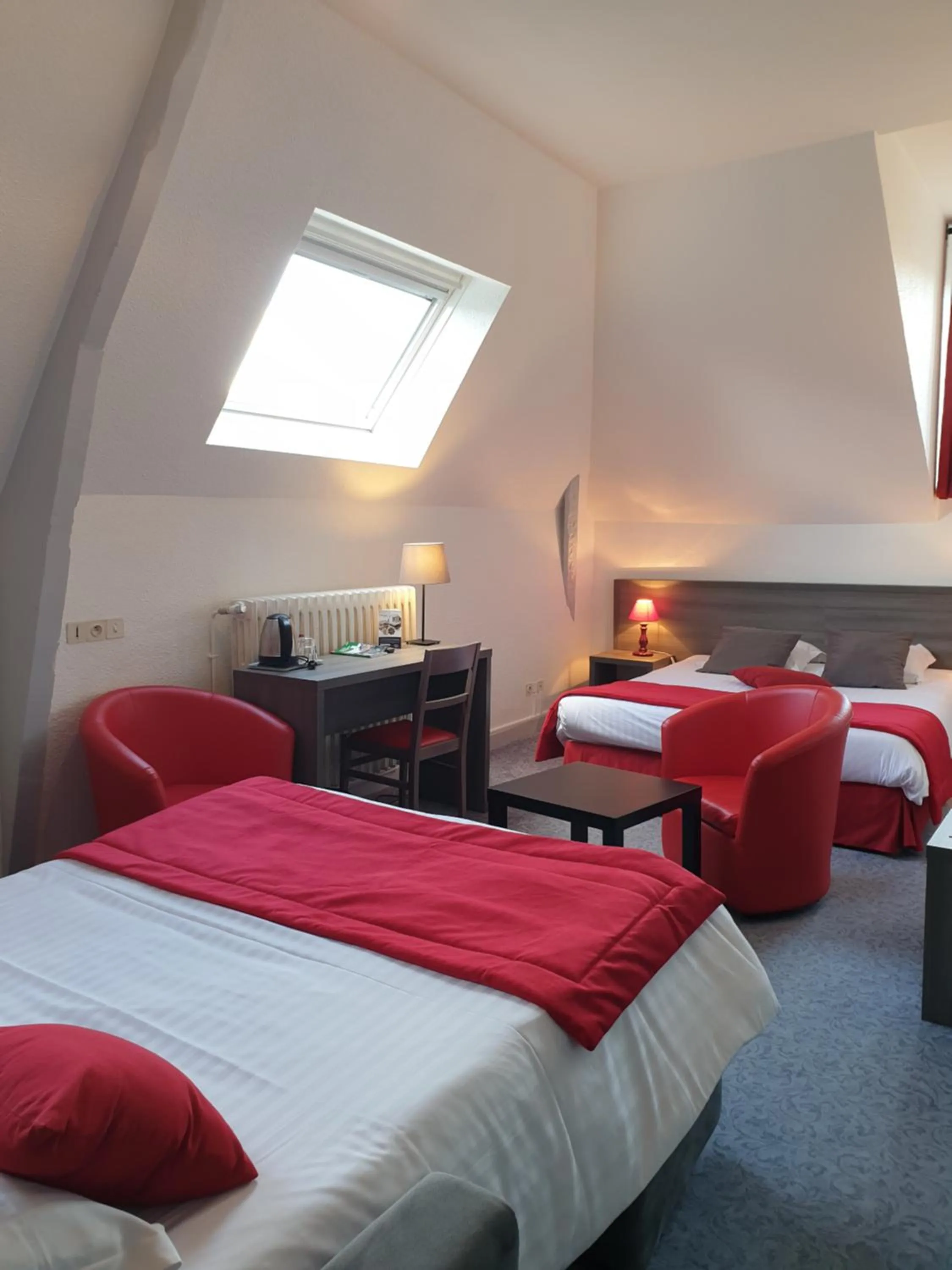 View (from property/room), Bed in Hôtel Le Rohan Charme et Caractère