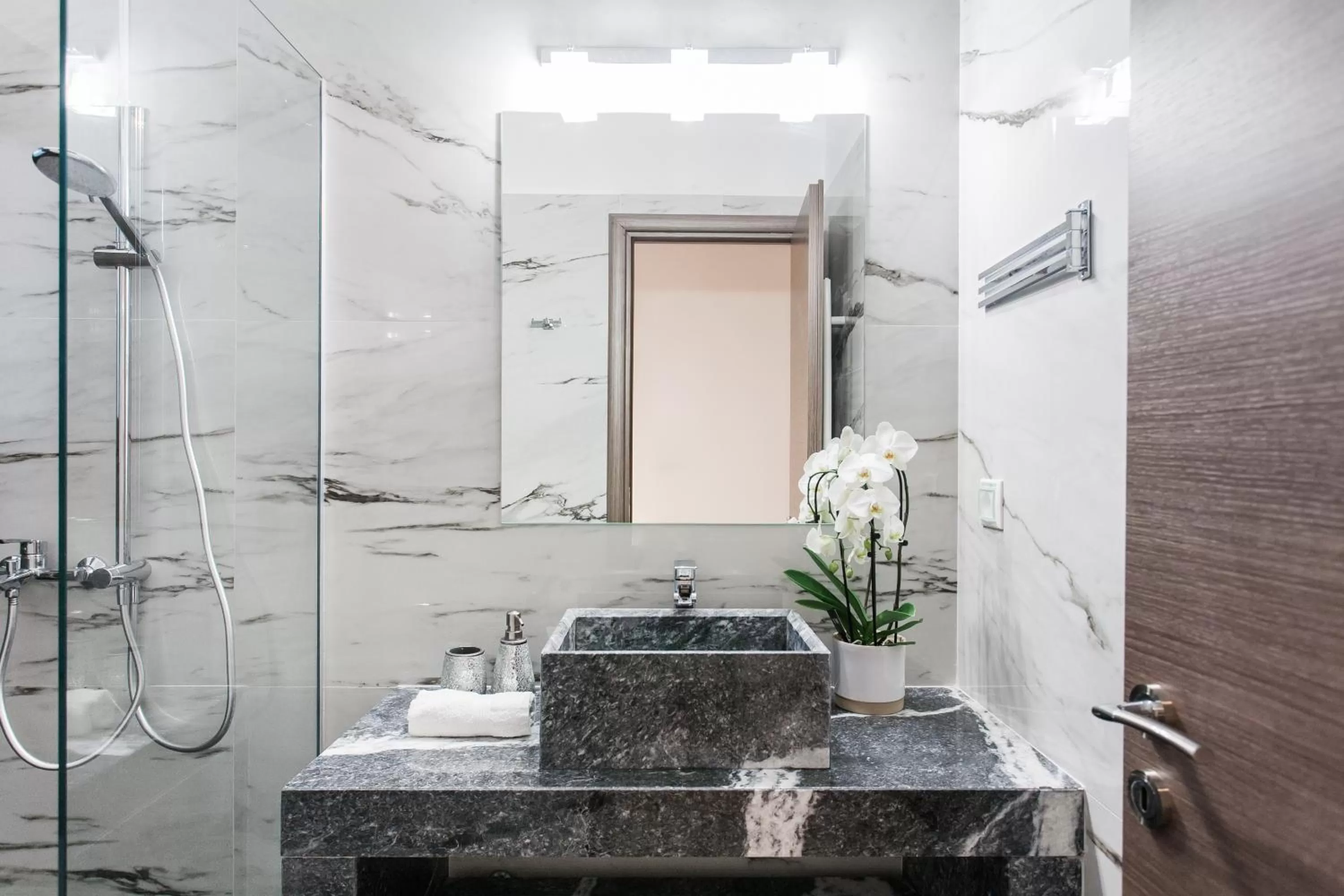 Bathroom in Nicholas Point Apartments and Rooms