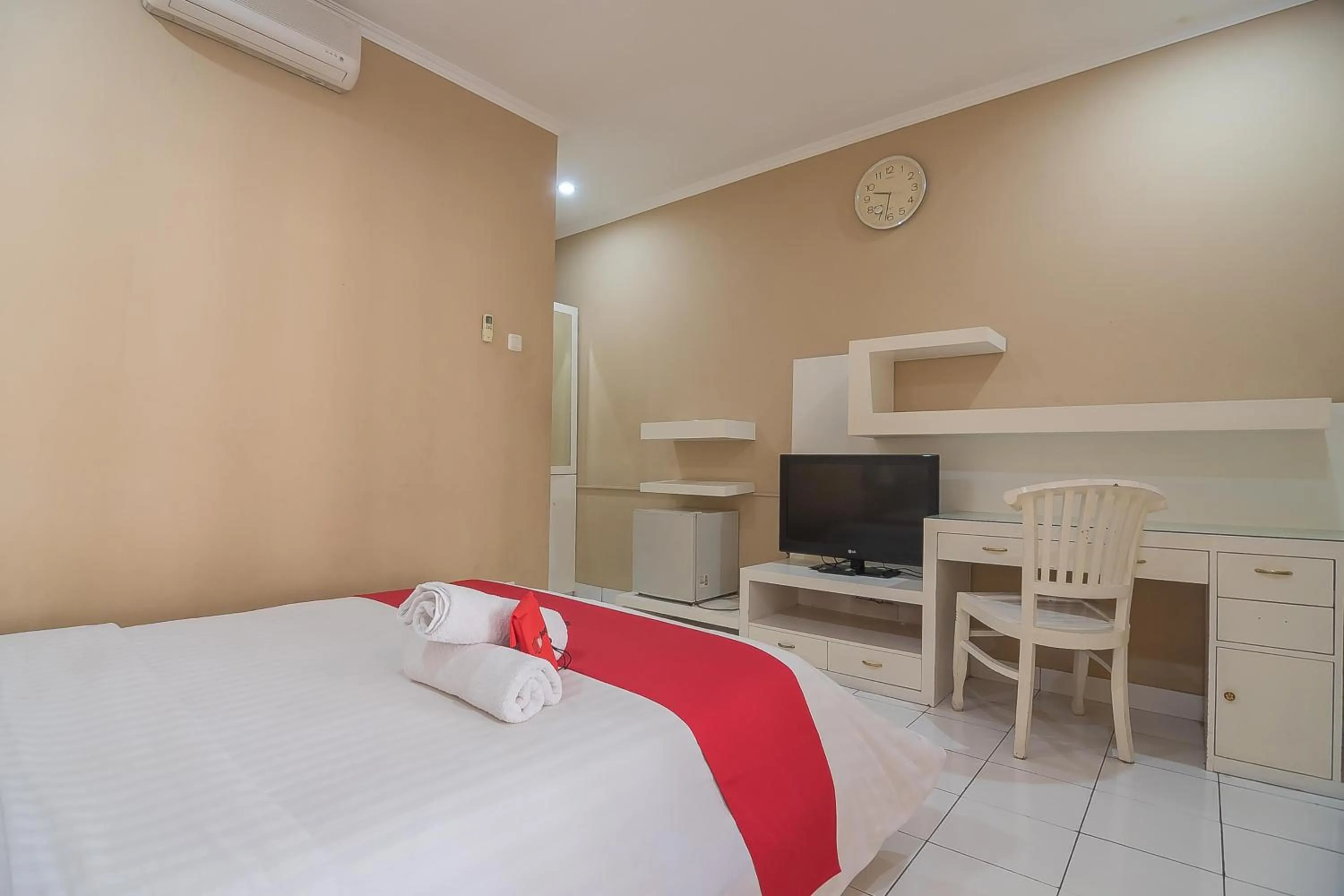 Bedroom, Bed in RedDoorz at Amellia Pasteur Bandung