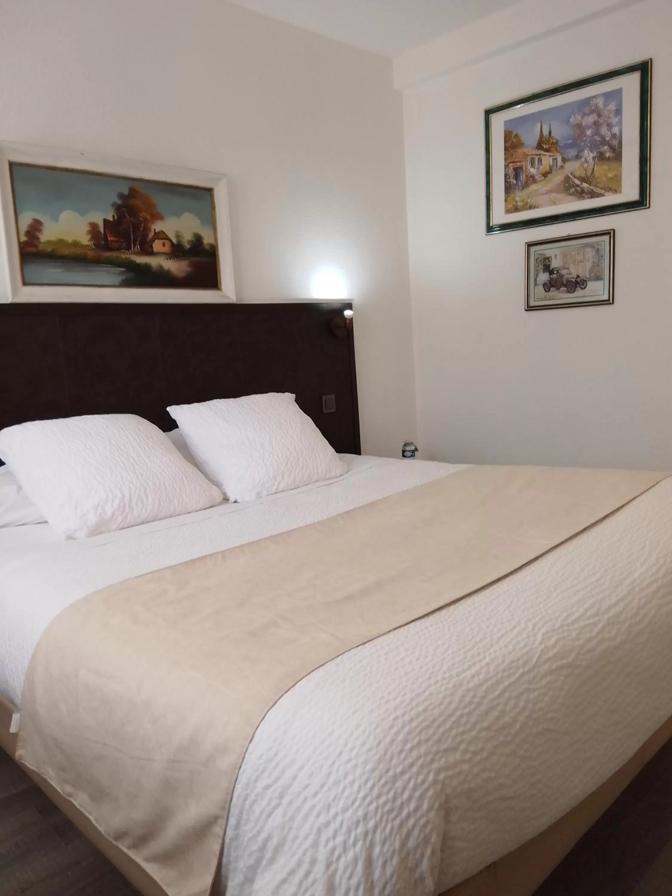 Bed in Logis Drom'sud Hotel