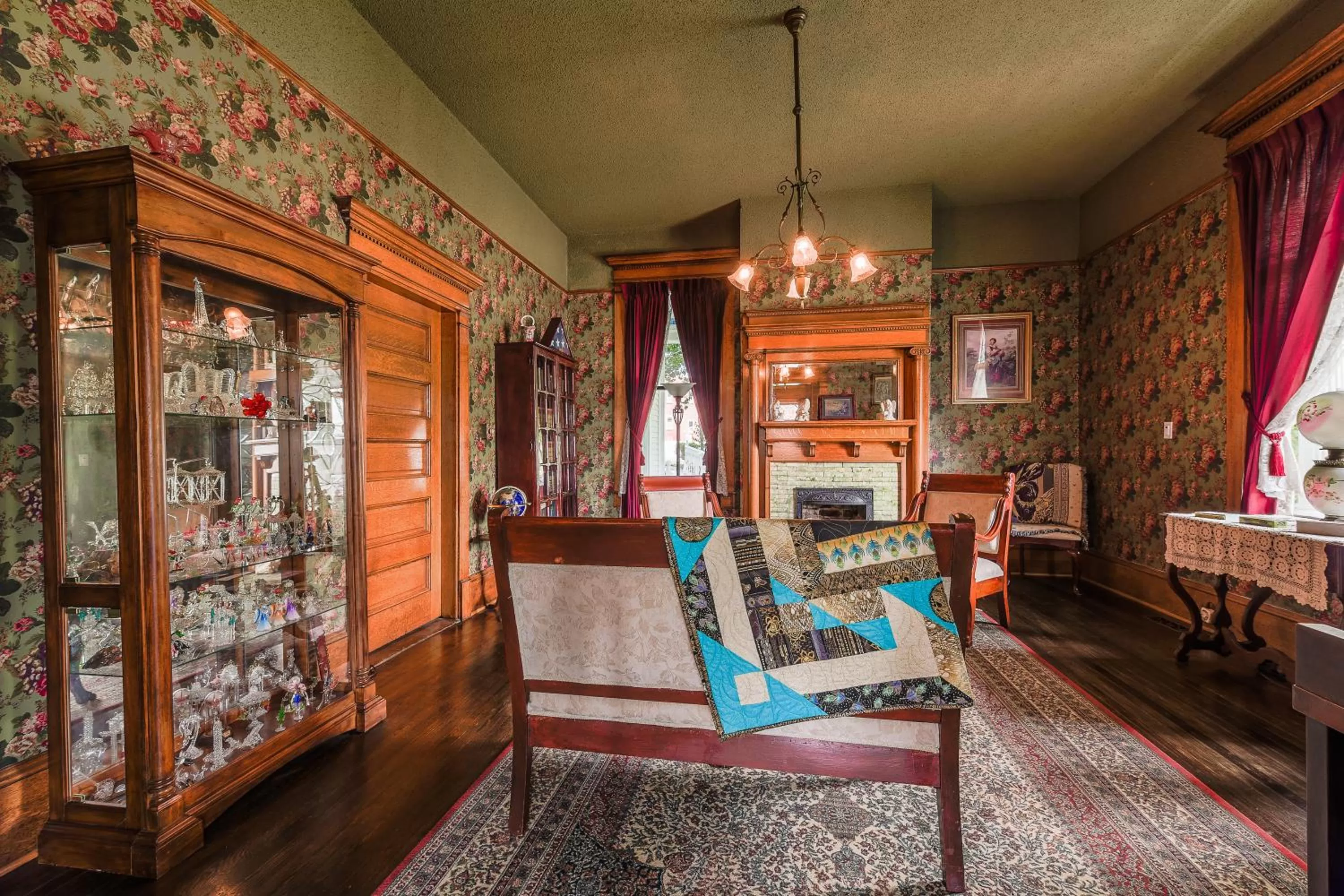 Living room in Simmons-Bond Inn Bed & Breakfast