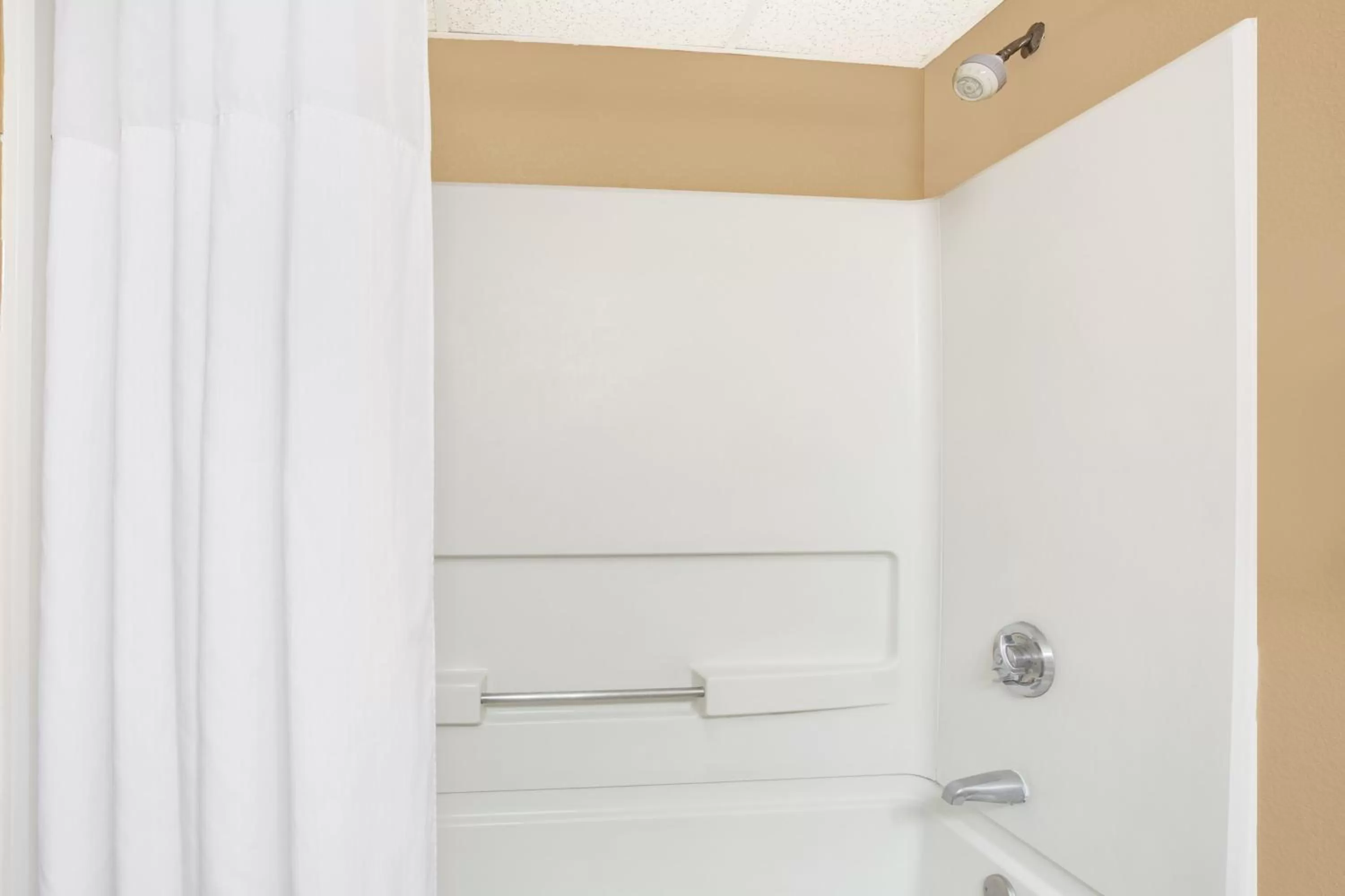 King Room- Non-Smoking in Days Inn by Wyndham Newport News City Center Oyster Point