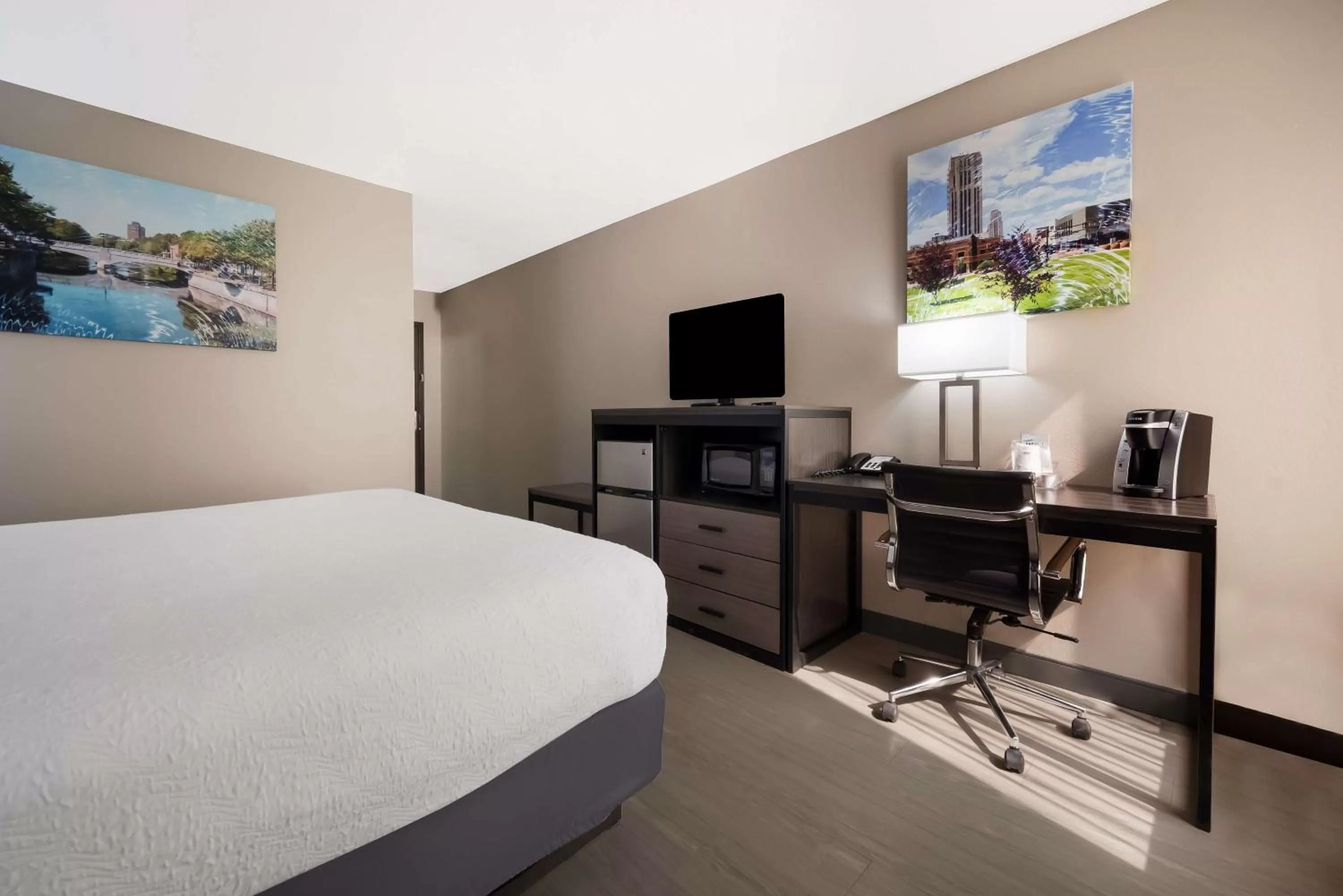 Bedroom, Bed in Best Western Executive Inn