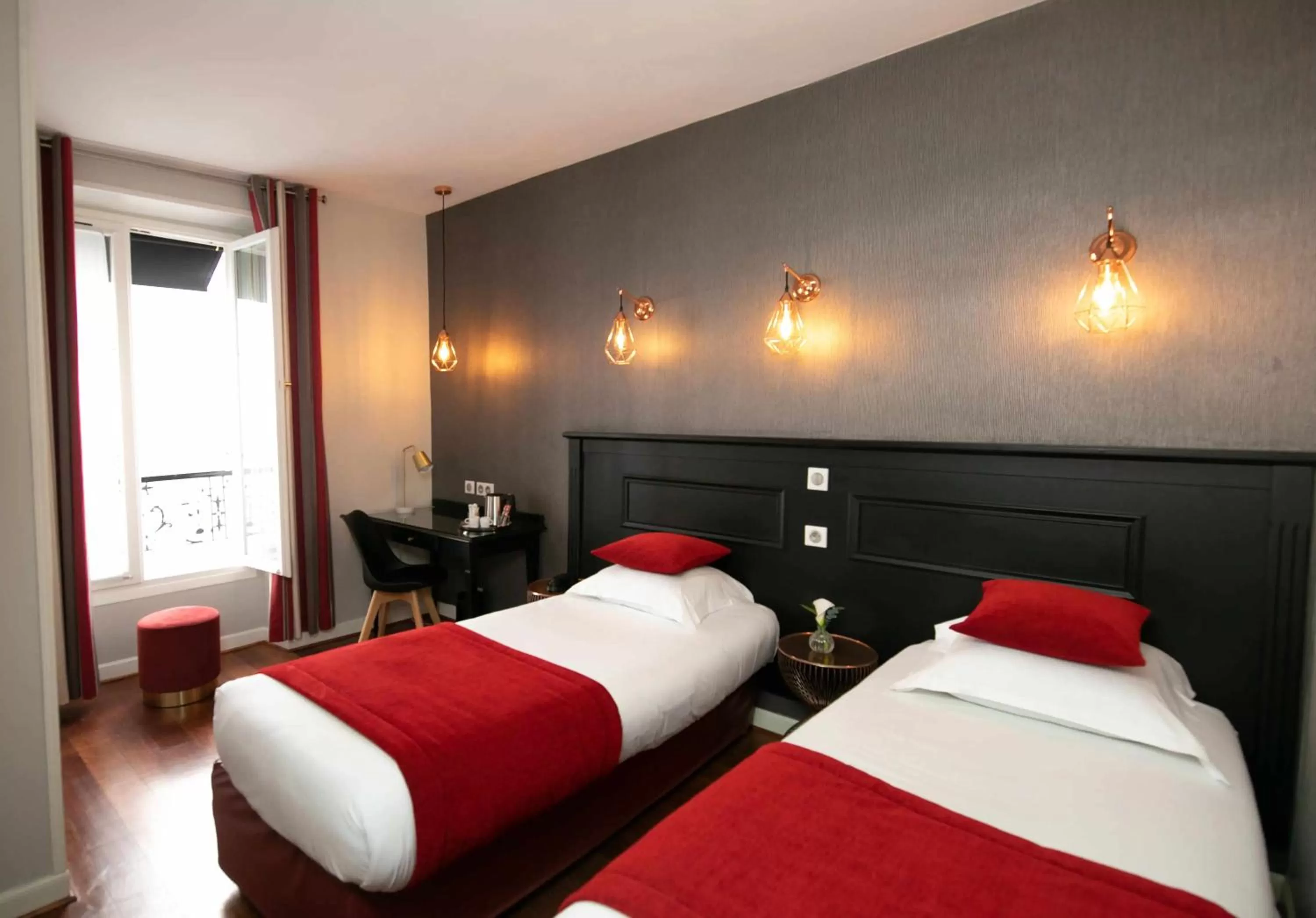 Photo of the whole room, Bed in Hôtel Eiffel Rive Gauche