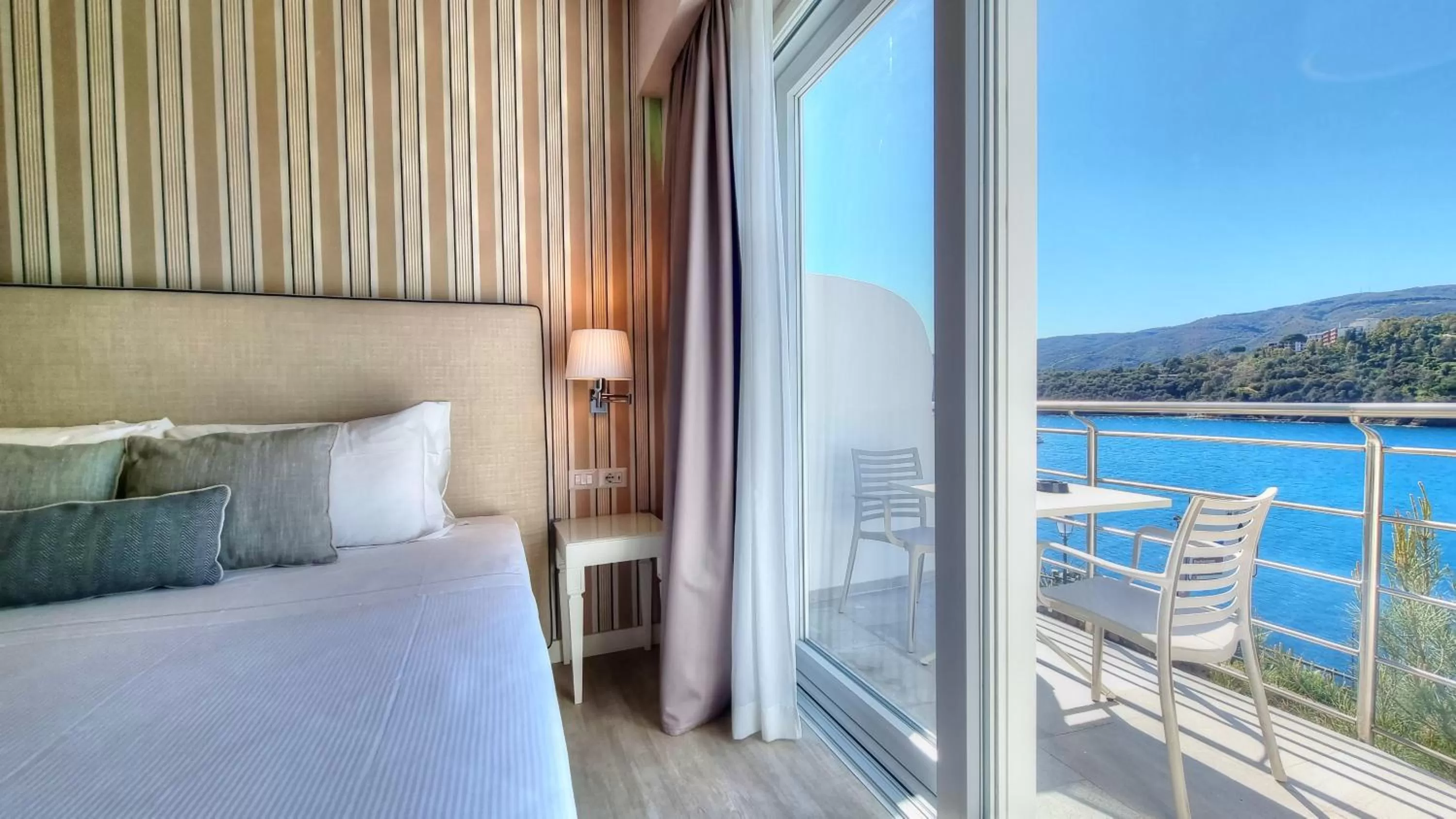 Balcony/Terrace, Bed in Hotel Plaza