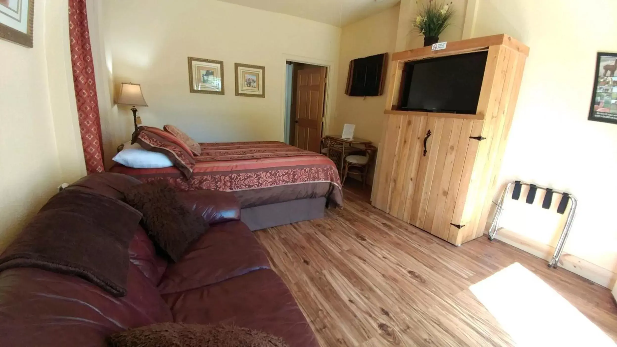 Room #1 - One Queen Bed in Alpaca Inn Room #1 - One Queen Bed in Alpaca Inn