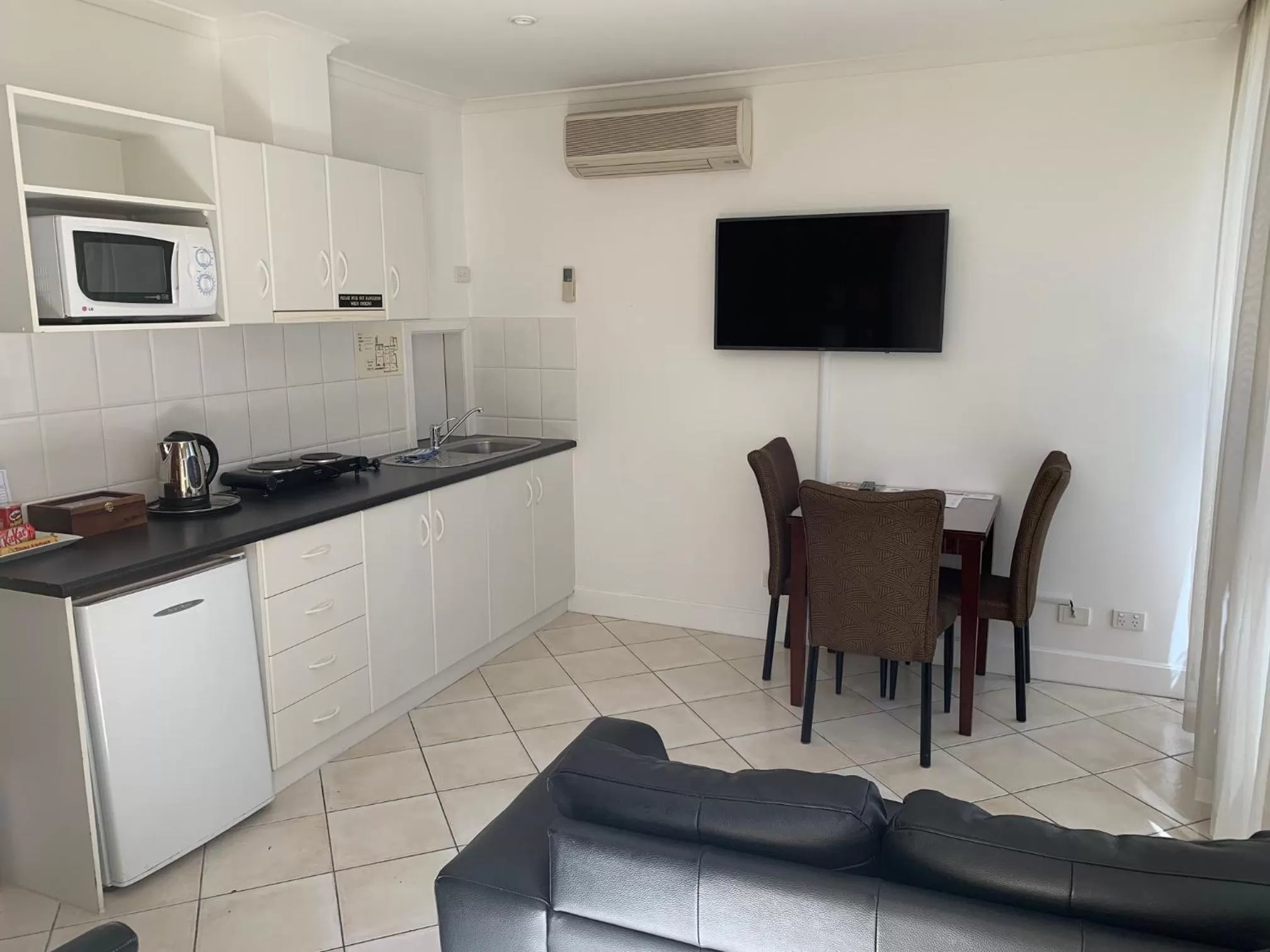 TV and multimedia in Ensenada Motor Inn and Suites