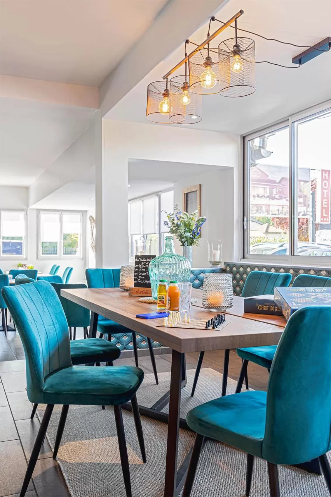 Seating area in Contact Hôtels Les Pierres Dorées