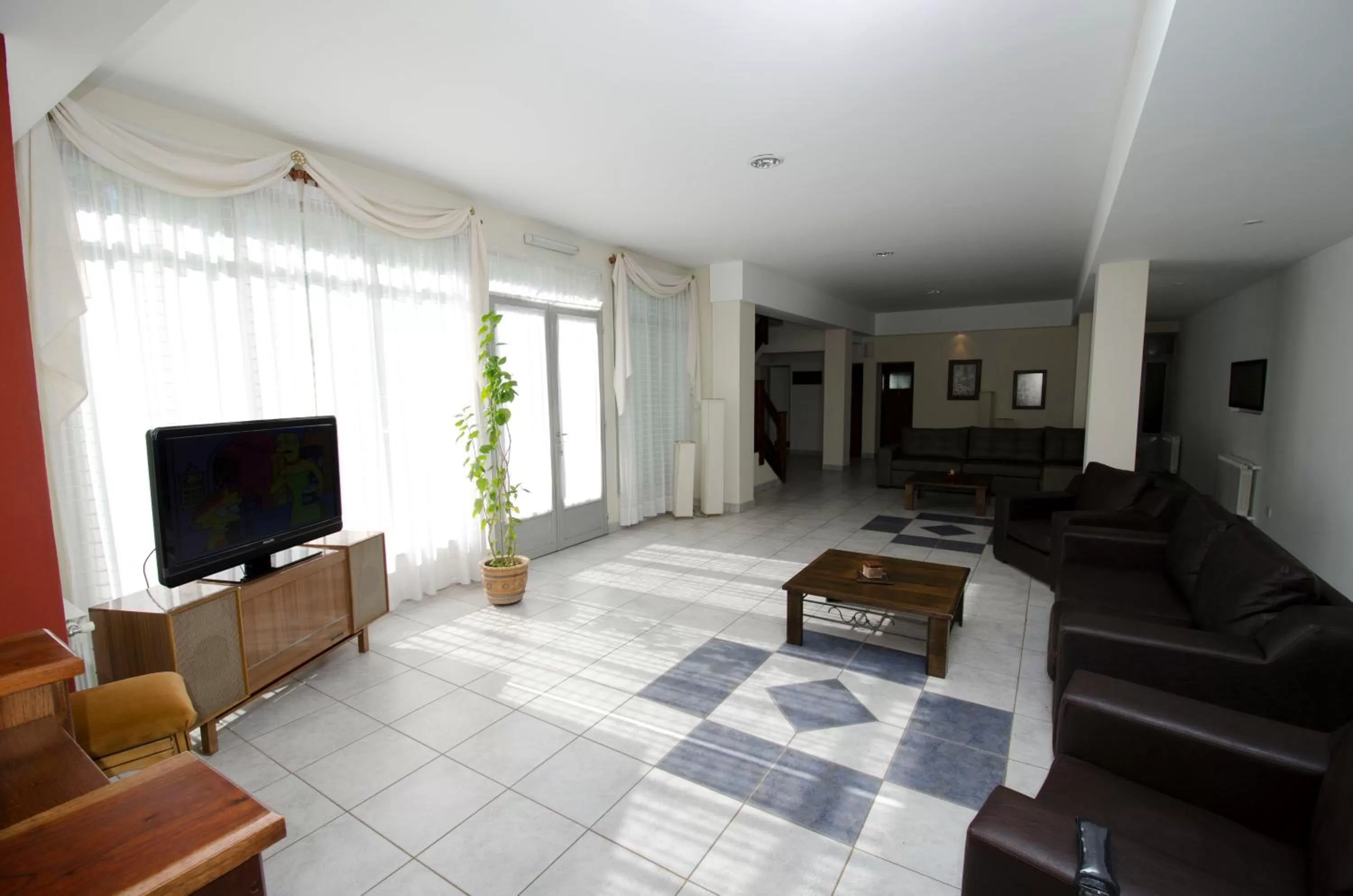 Communal lounge/ TV room in Hotel Amado