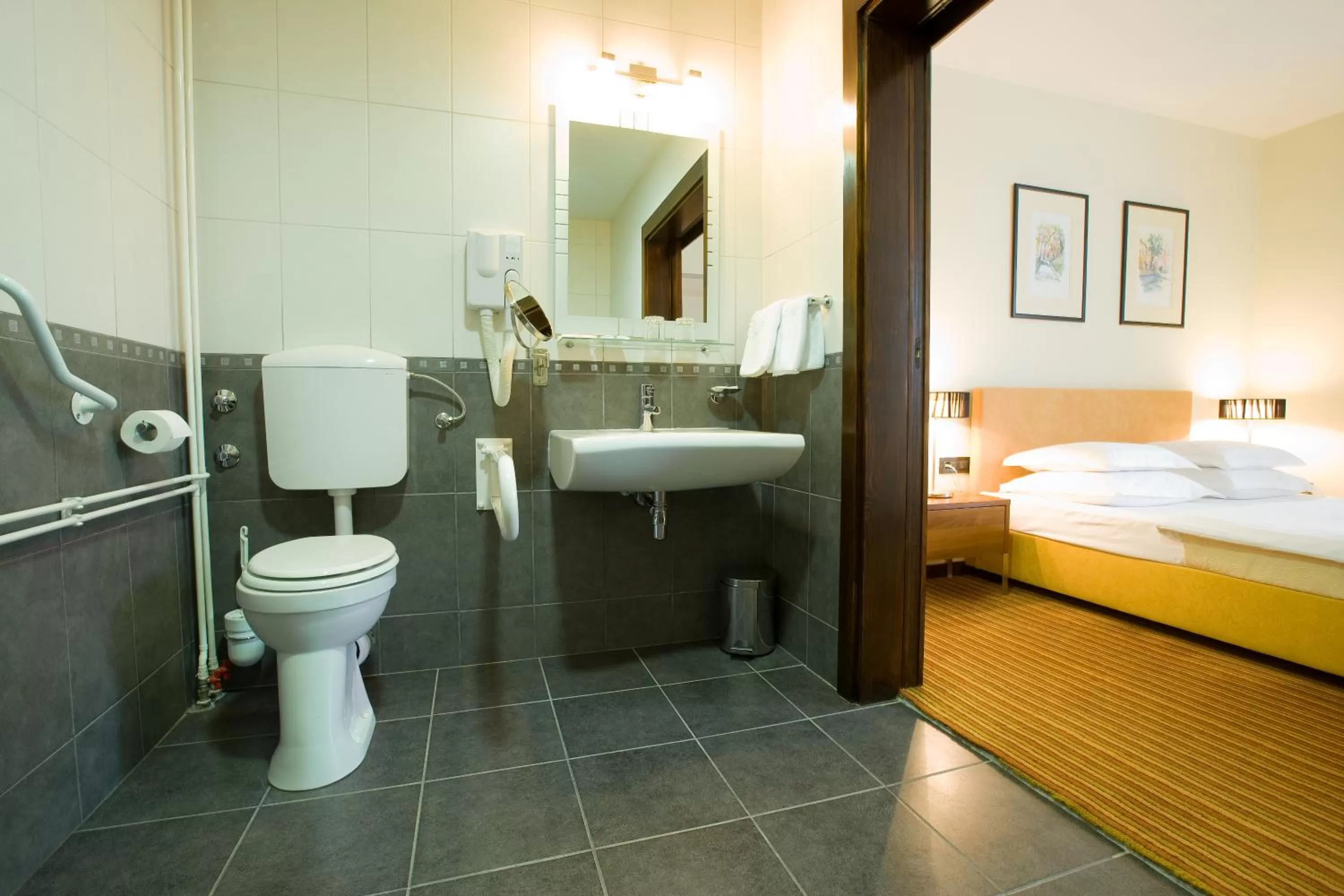 Bathroom, Bed in Hotel Laguna Zagreb