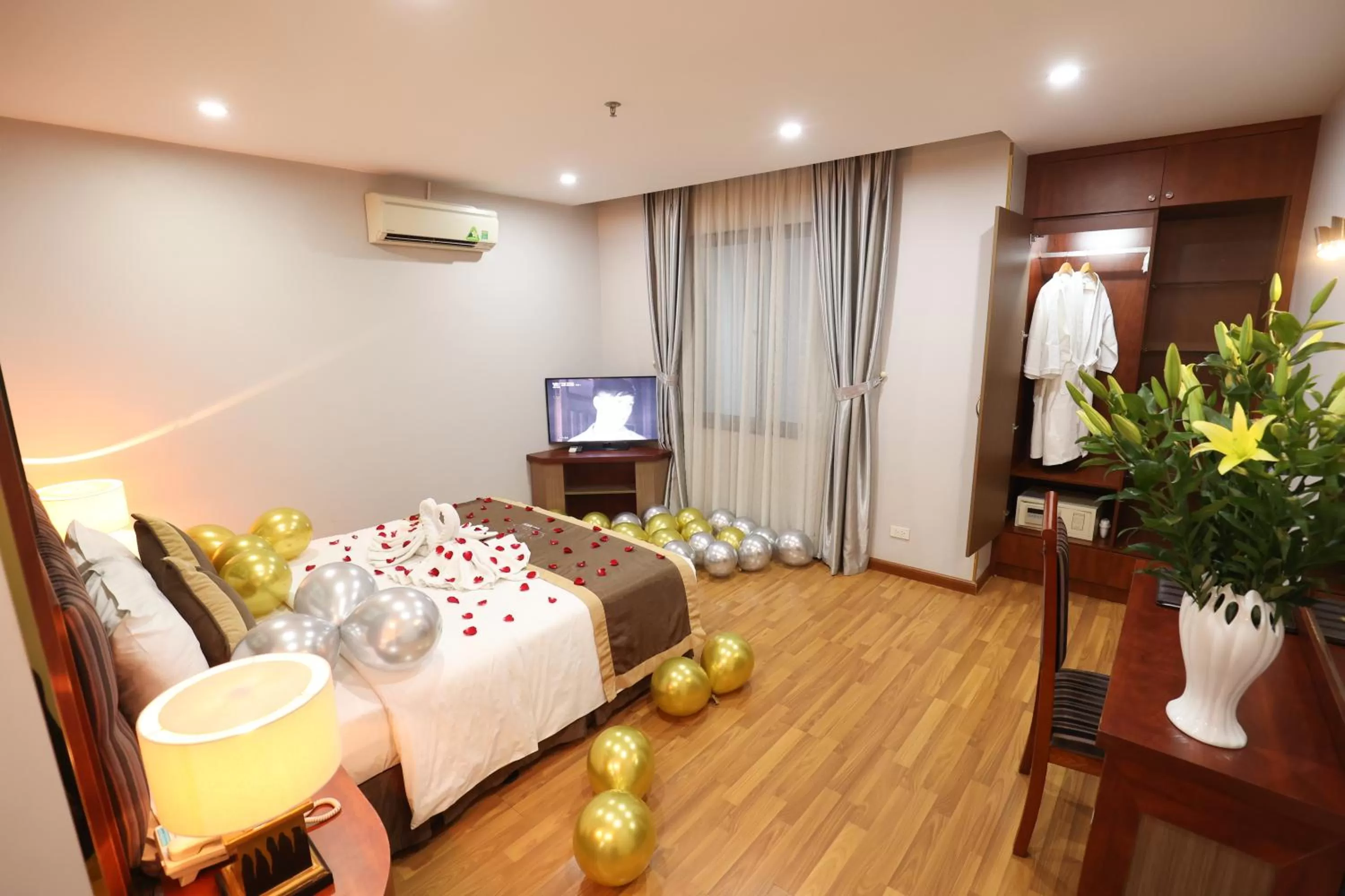 Communal lounge/ TV room, Bed in Gallant Hotel