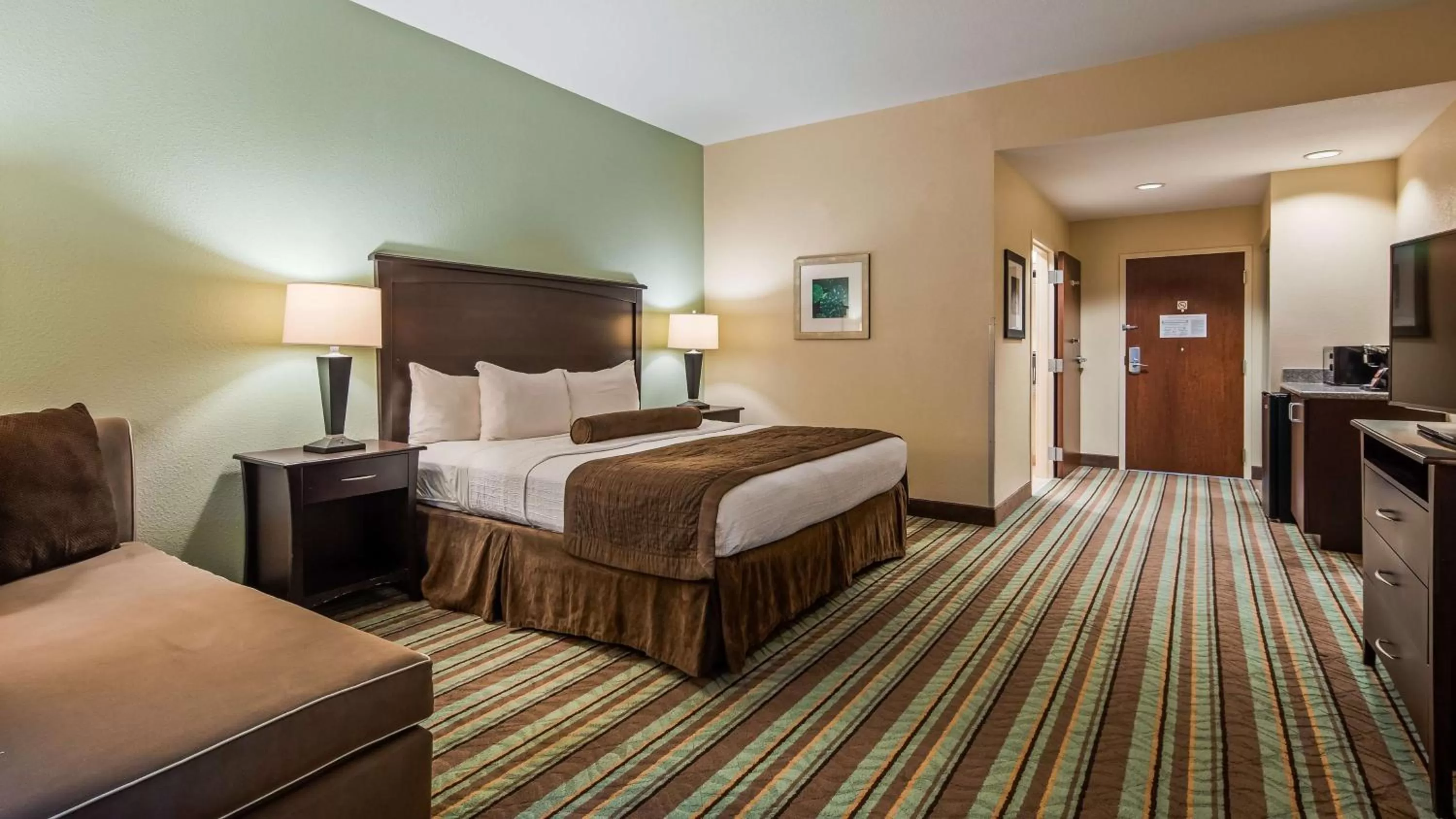 King Room with Roll-in Shower - Disability Access/Non-Smoking in Best Western Plus Chain of Lakes Inn & Suites