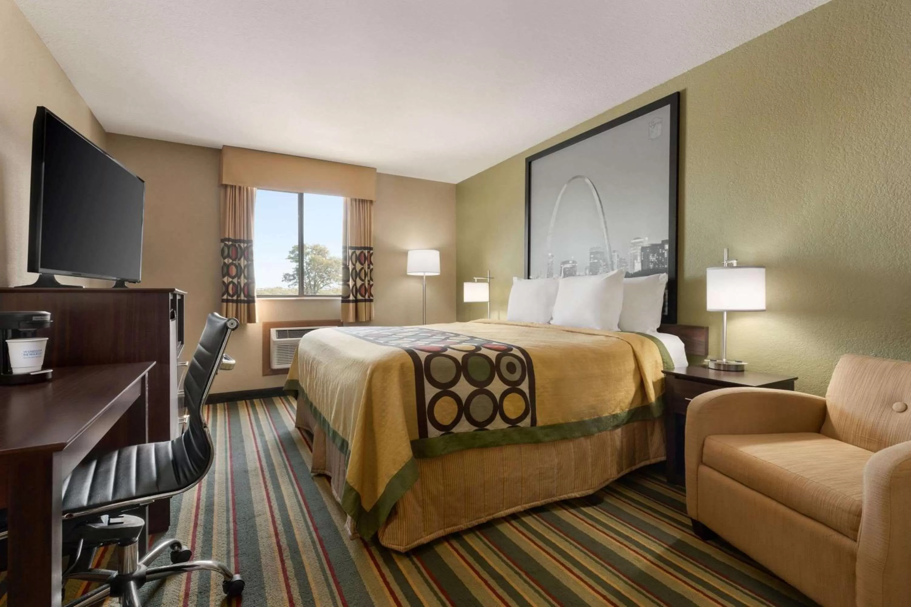 Photo of the whole room, Bed in Super 8 by Wyndham Sikeston/Miner Area