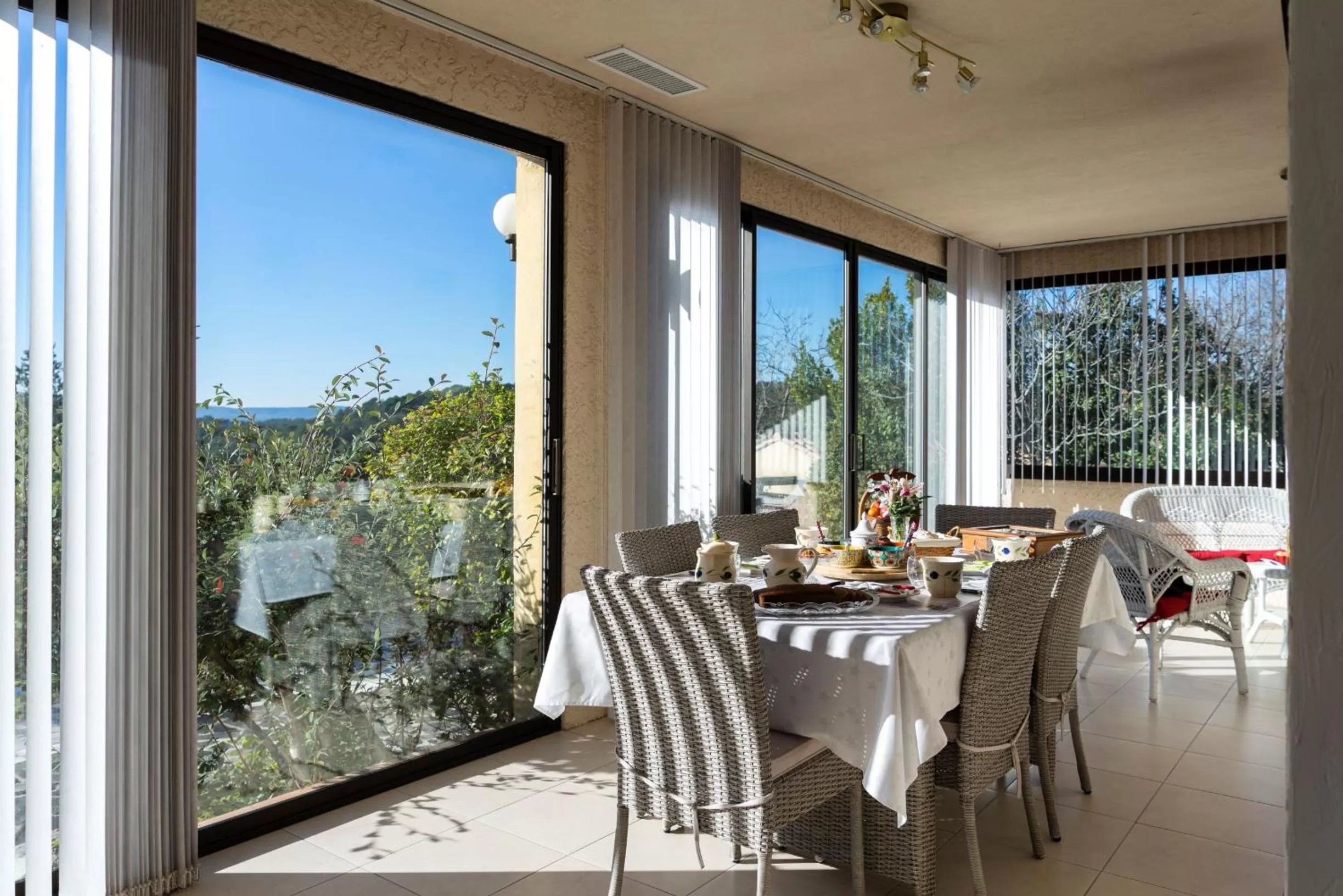 Mountain view, Restaurant/Places to Eat in Hôtes'Antic Provence