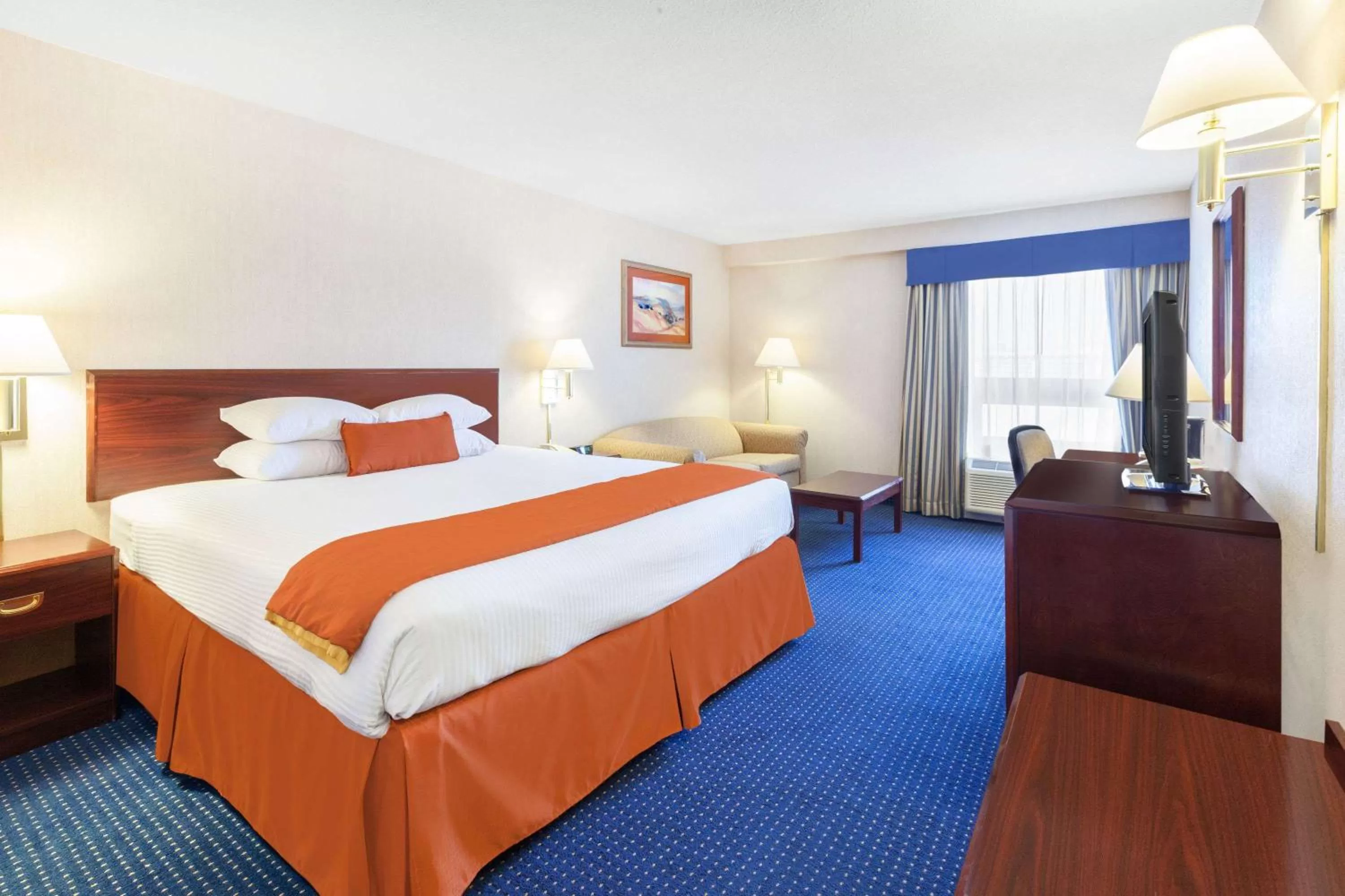 Photo of the whole room, Bed in Wyndham Garden Monterrey Norte