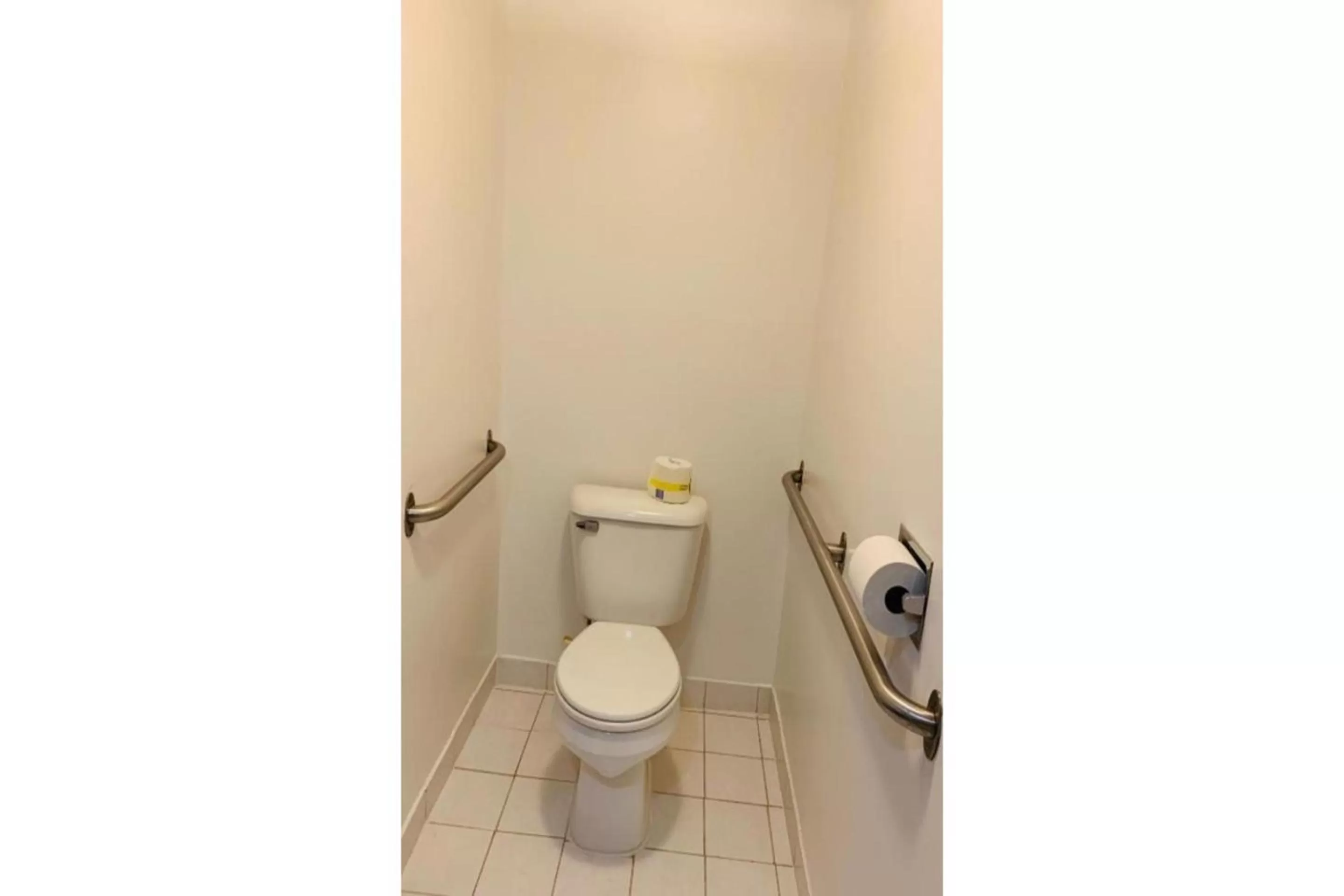 Bathroom in Economy Inn of Holland