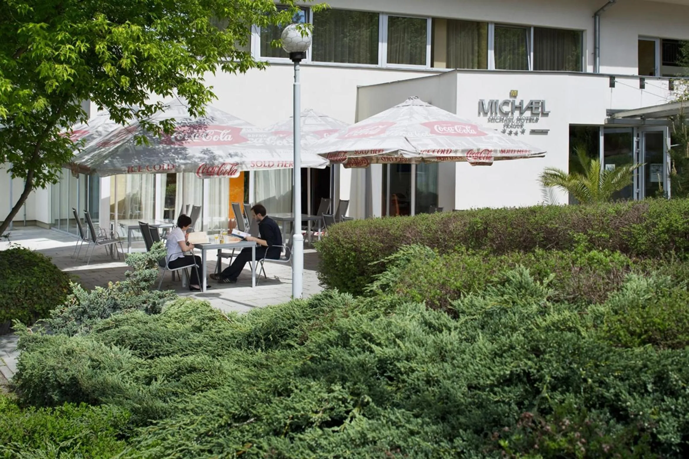 Restaurant/places to eat in Hotel Michael