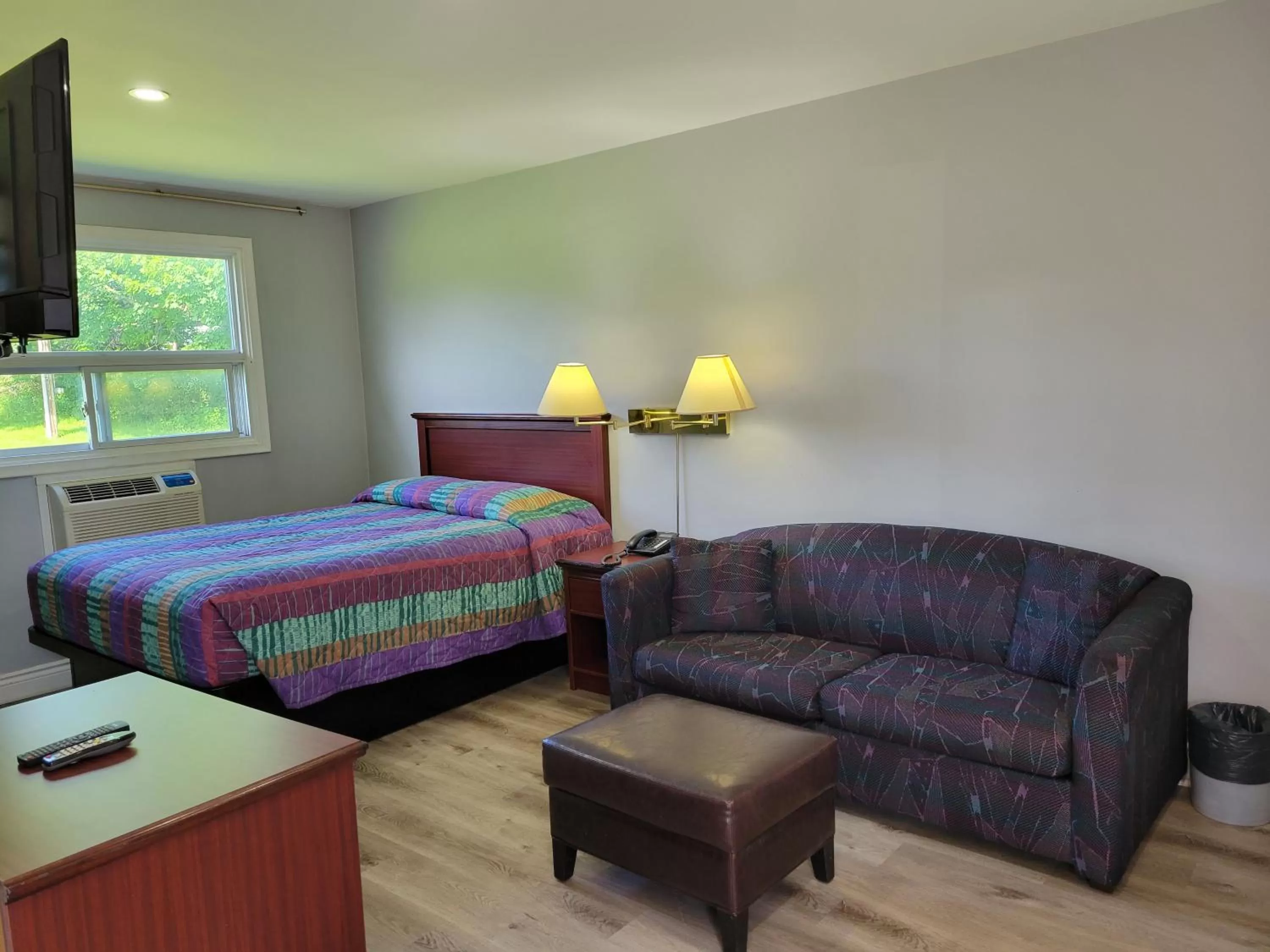 Photo of the whole room, Bed in Knights Inn Cobourg