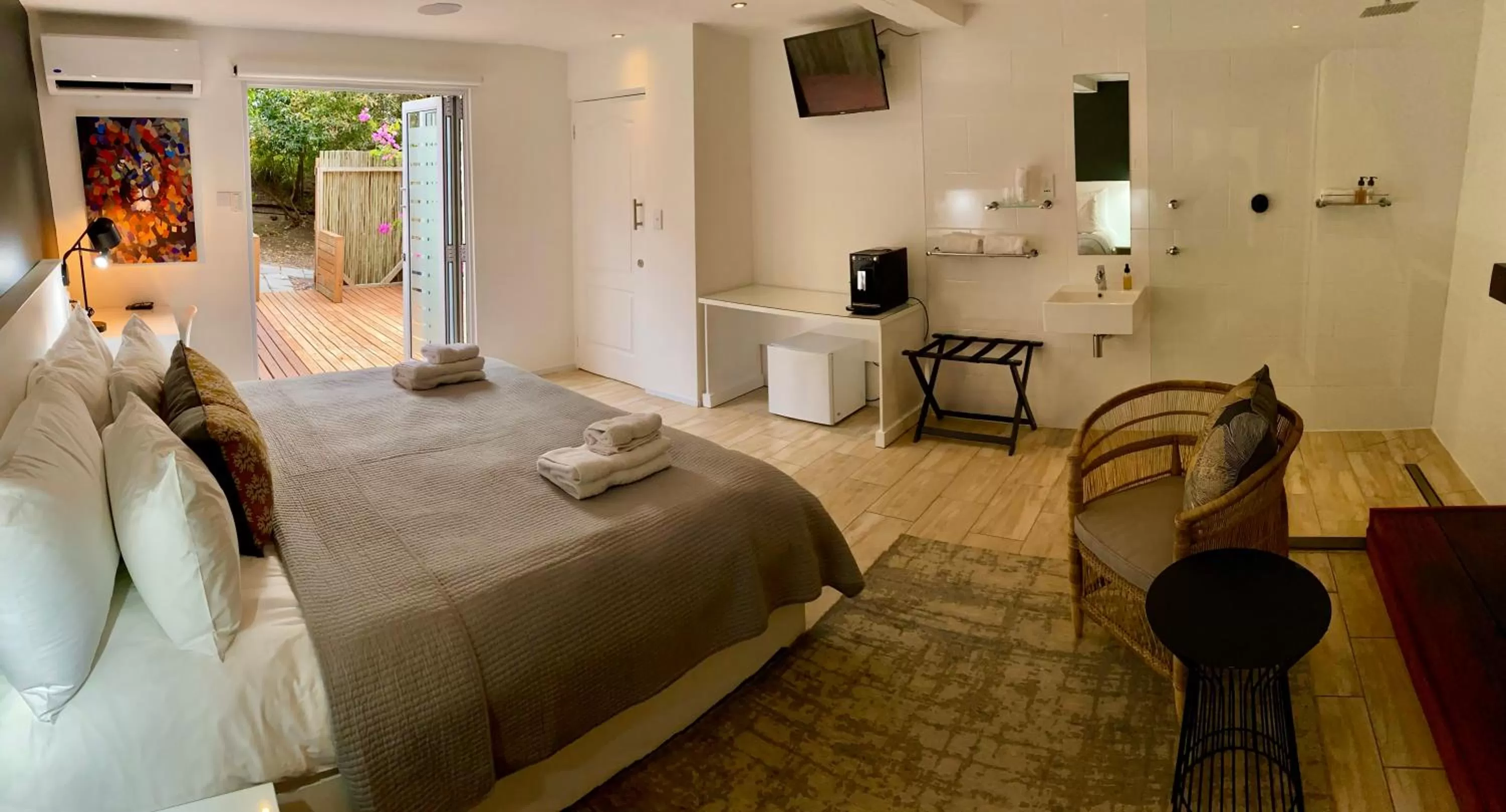 Large Double Room in Vida Nova Retreat