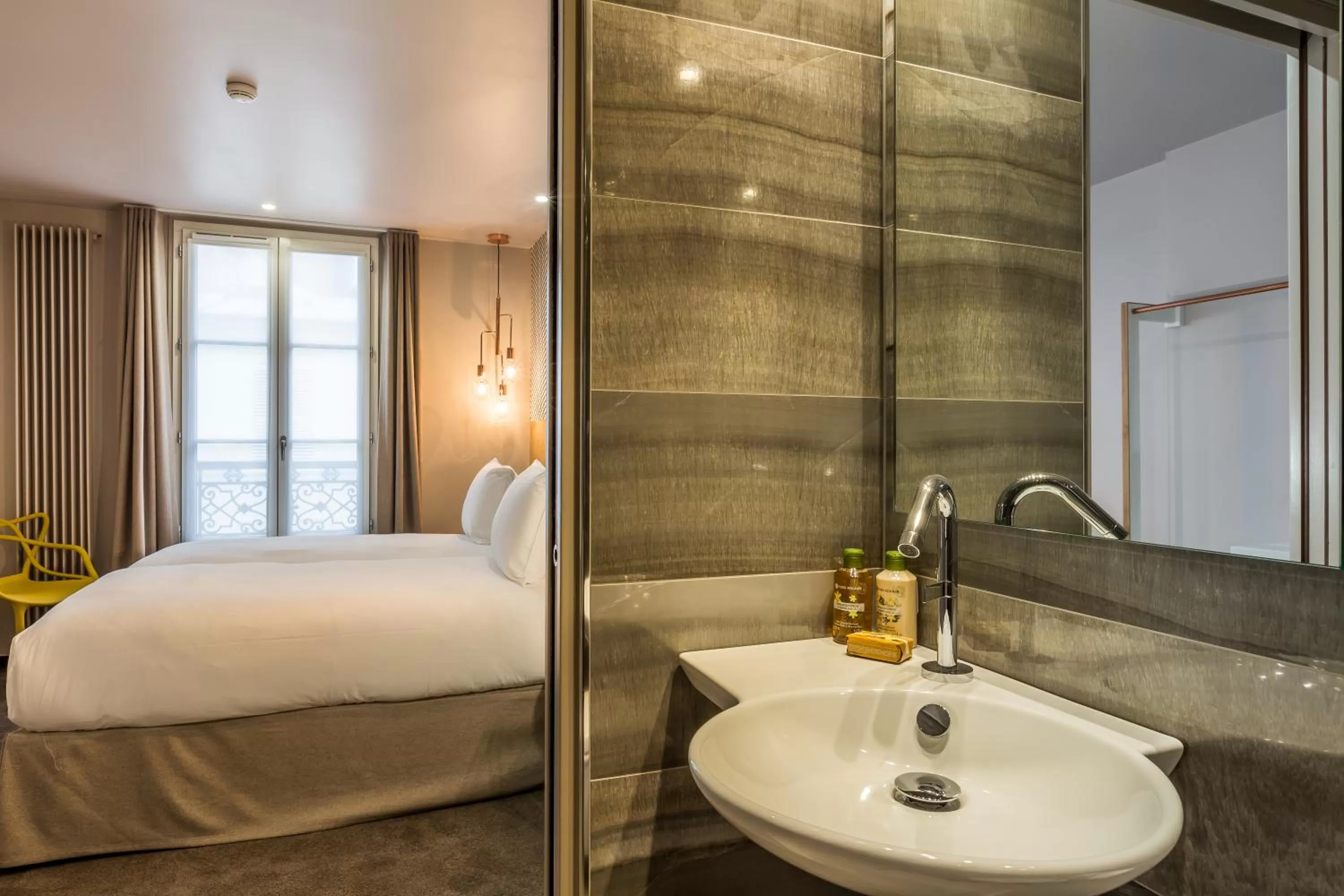 Bathroom, Bed in Hotel Duette Paris