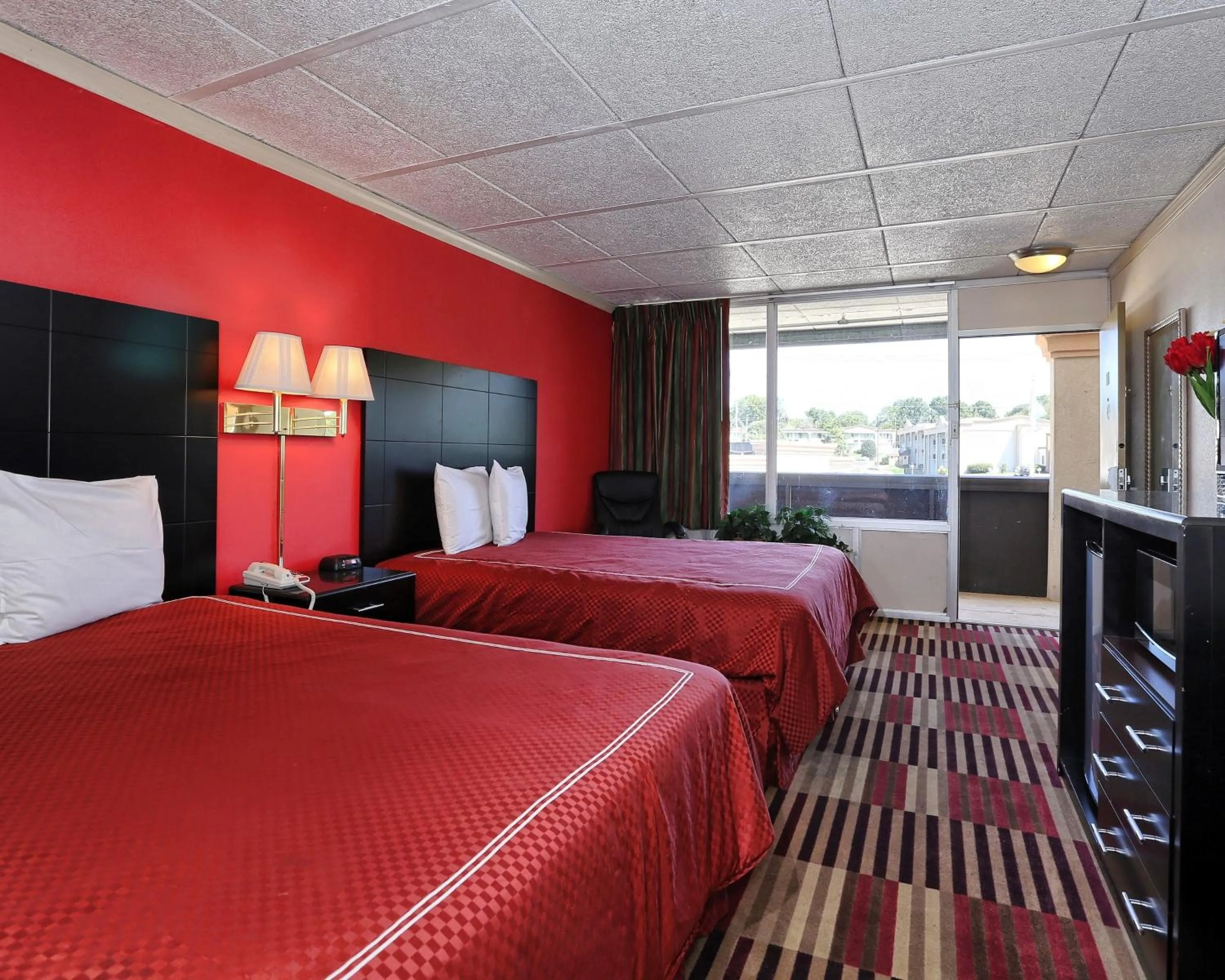 Queen Room with Two Queen Beds - Non-Smoking in Rodeway Inn Newark