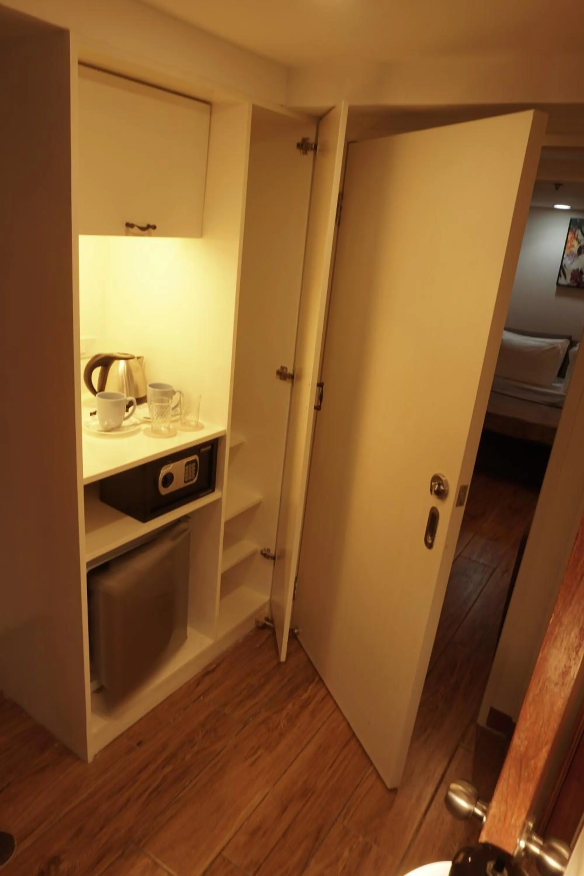 wardrobe in 1775 Adriatico Suites