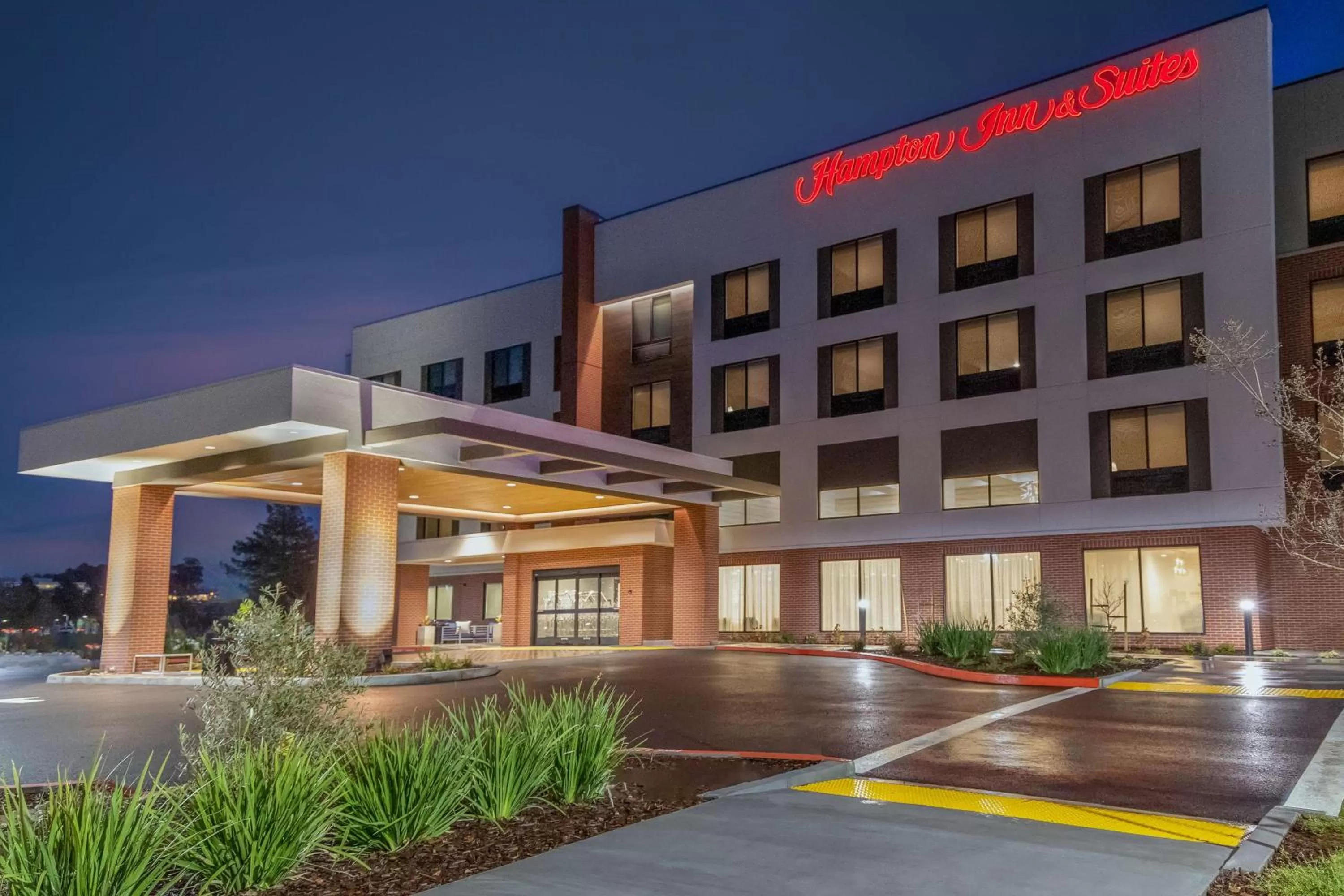 Property building in Hampton Inn & Suites Santa Rosa Sonoma Wine Country
