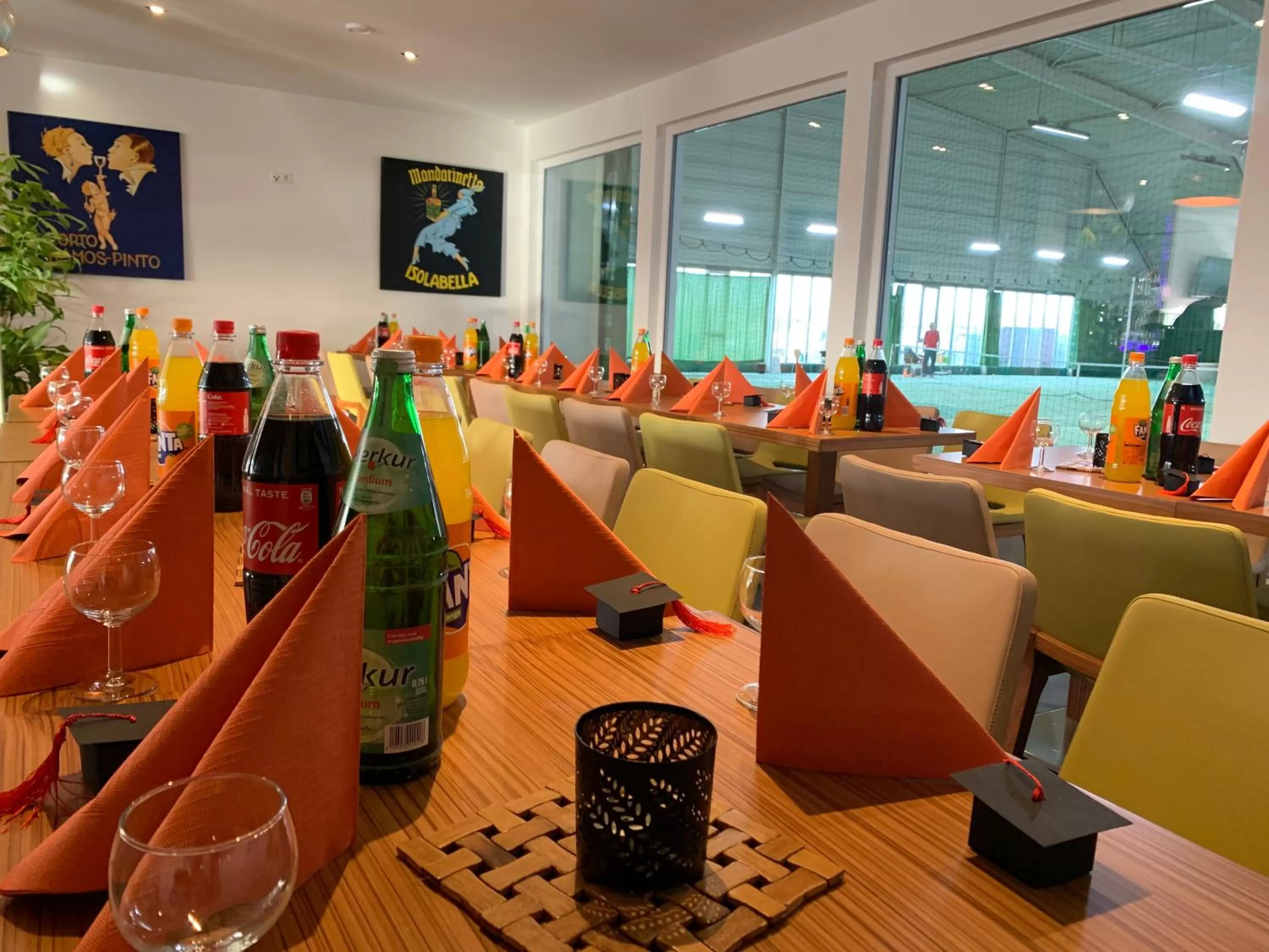 Restaurant/places to eat in Confour Hotel