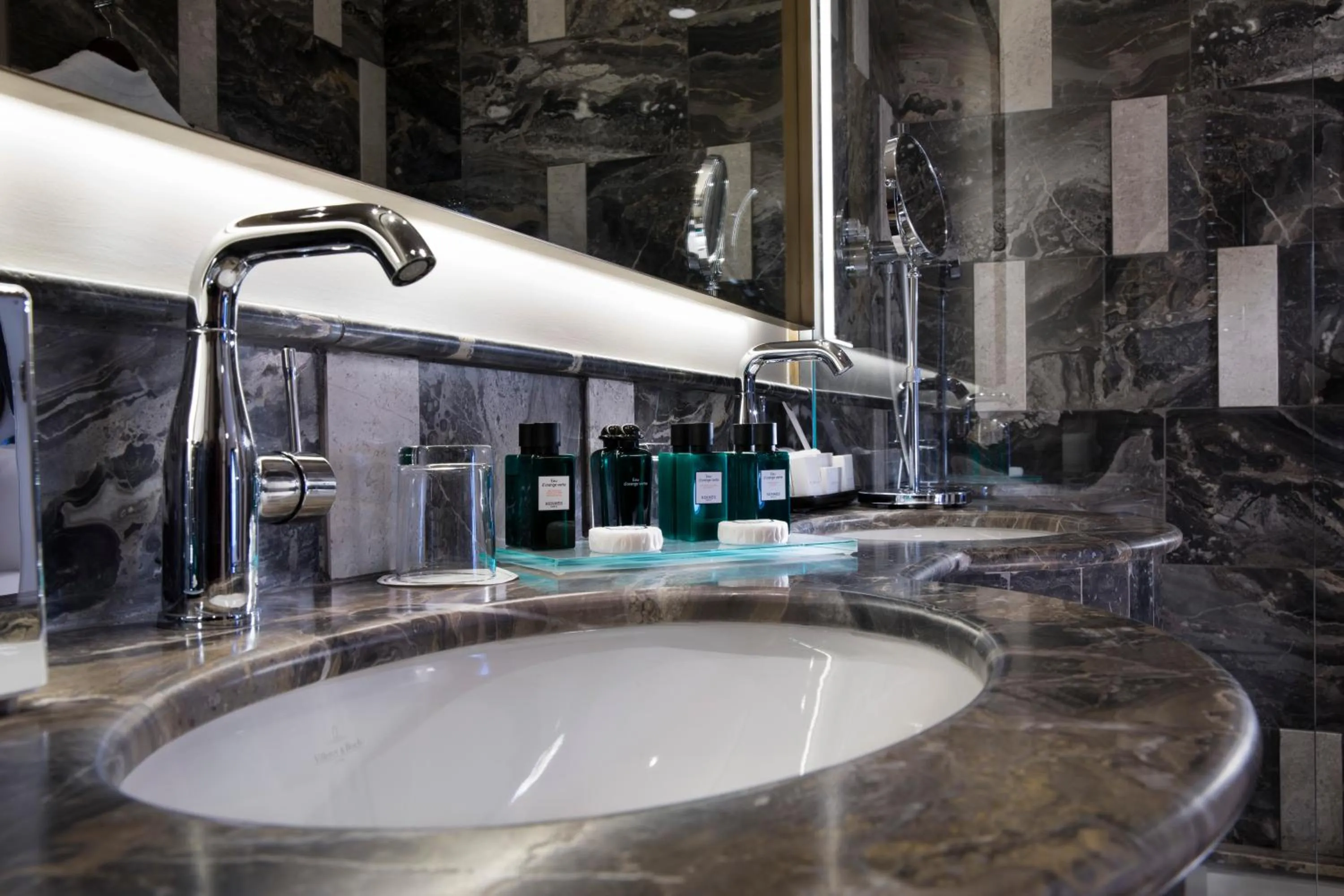 Bathroom in Hotel Lumen Paris Louvre