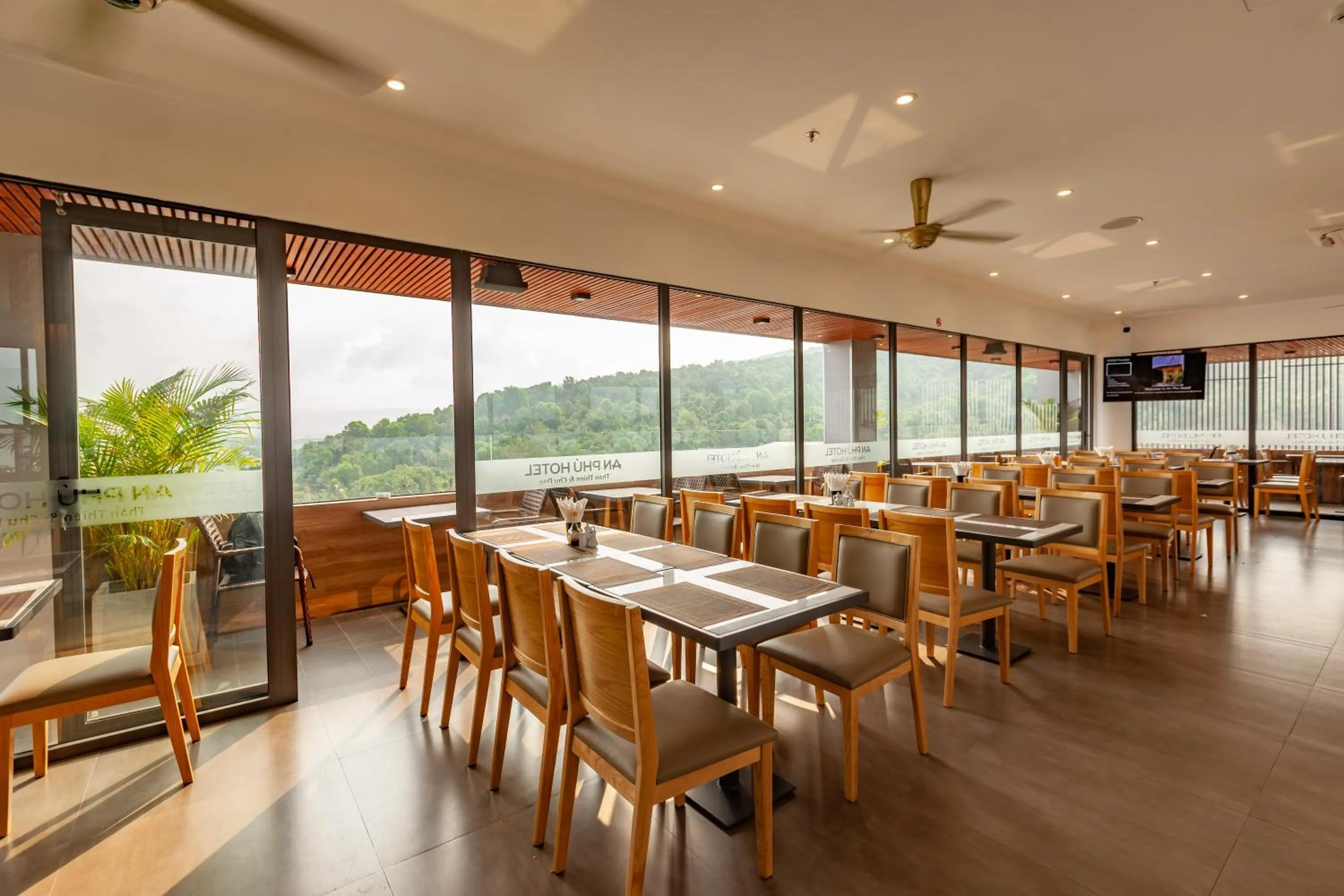 Restaurant/places to eat in An Phu Hotel