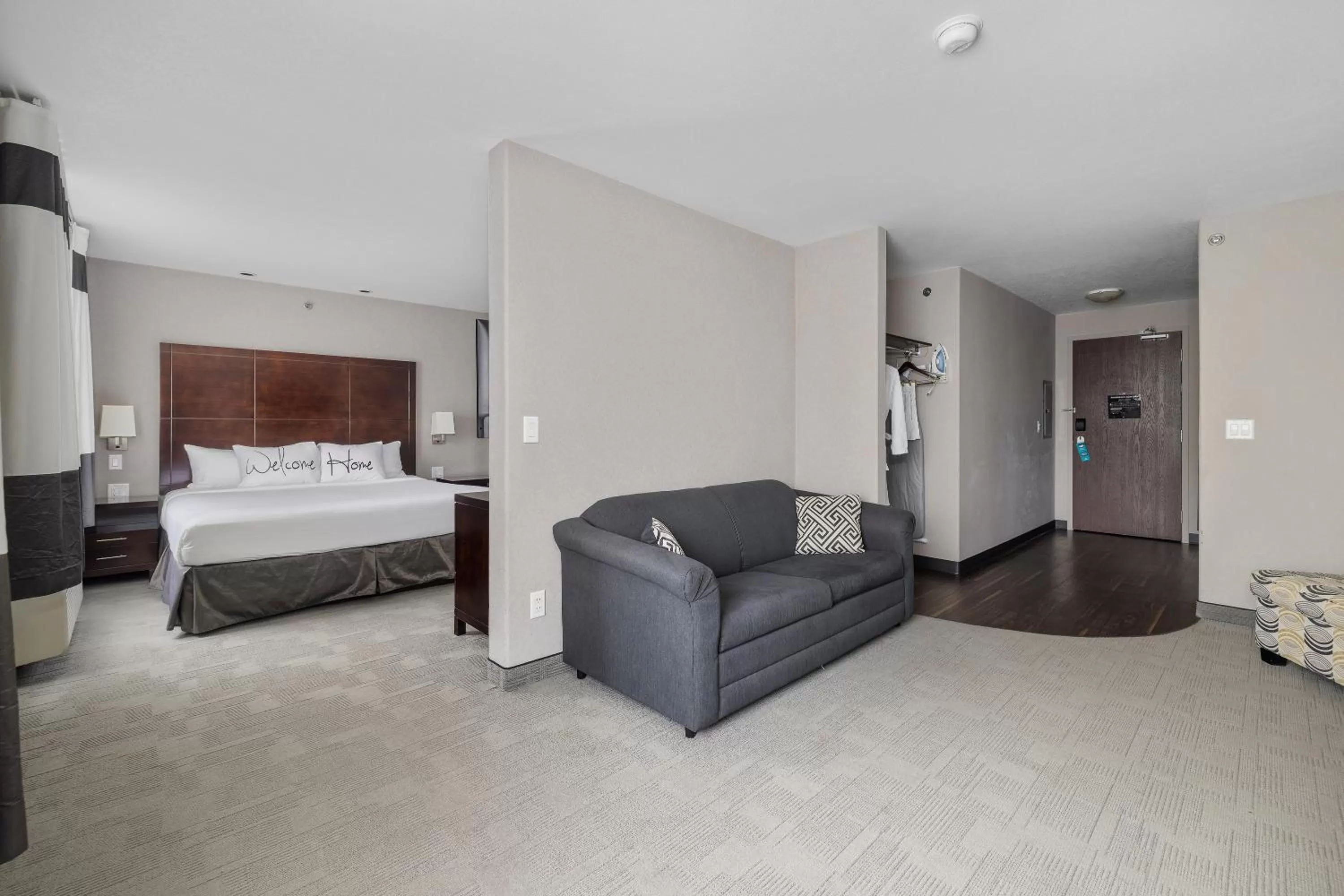 Photo of the whole room, Bed in Home Inn & Suites Yorkton