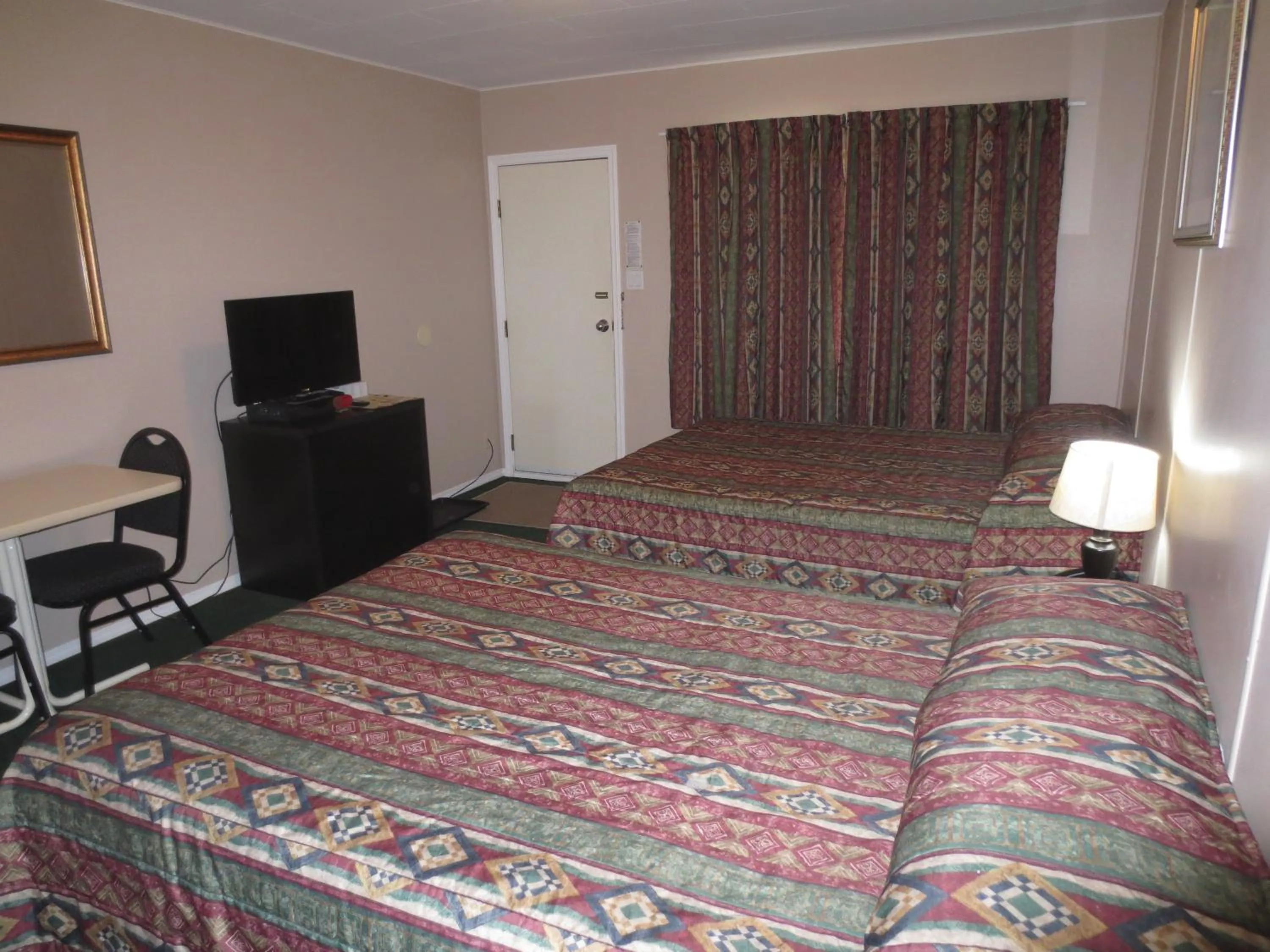 Bedroom, Bed in Overlander Motel