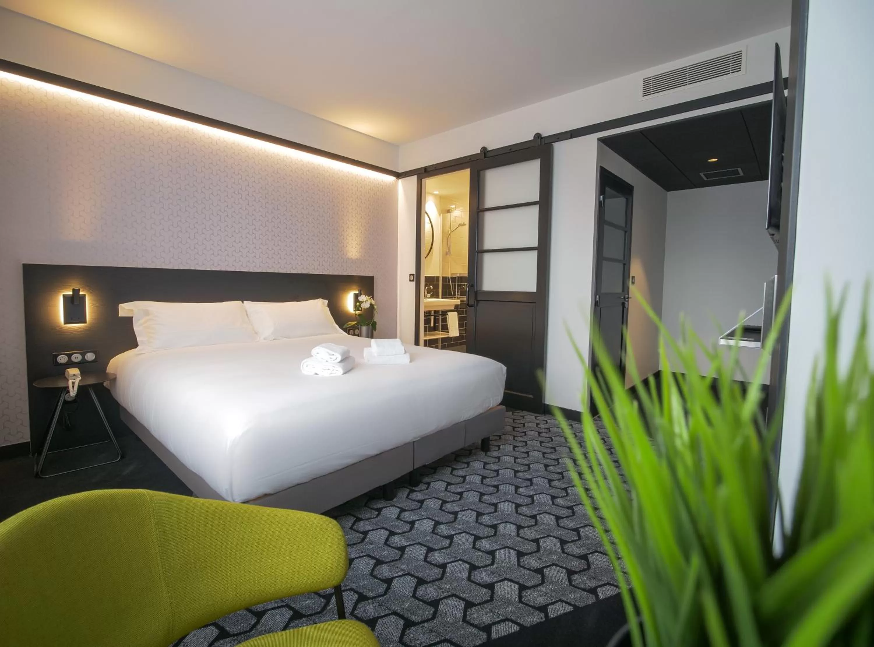 Bedroom, Bed in Le Magic Hôtel & Spa