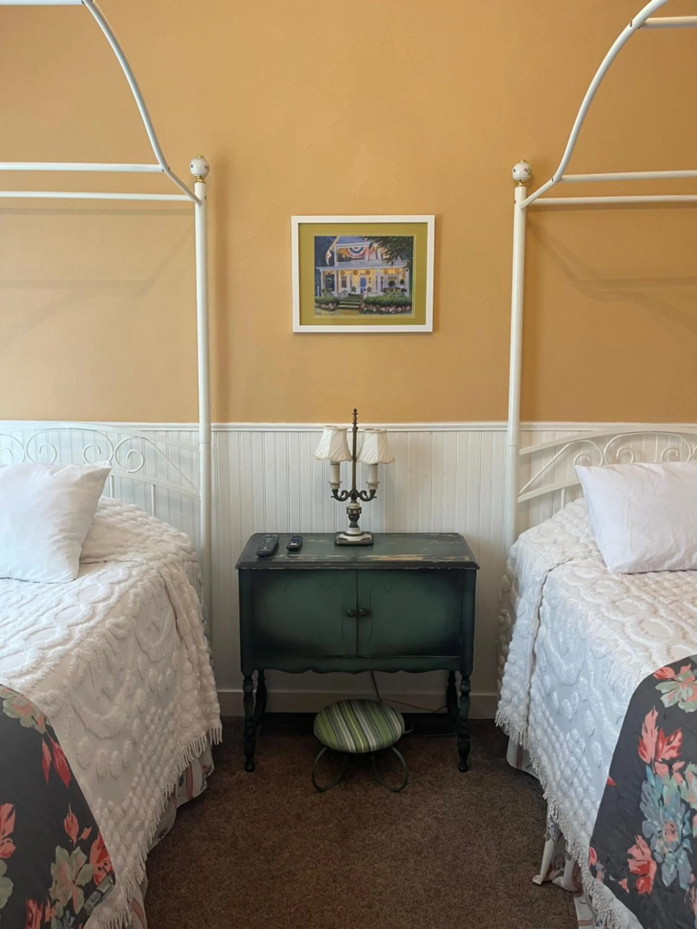 Bed in Terrace Inn and 1911 Restaurant
