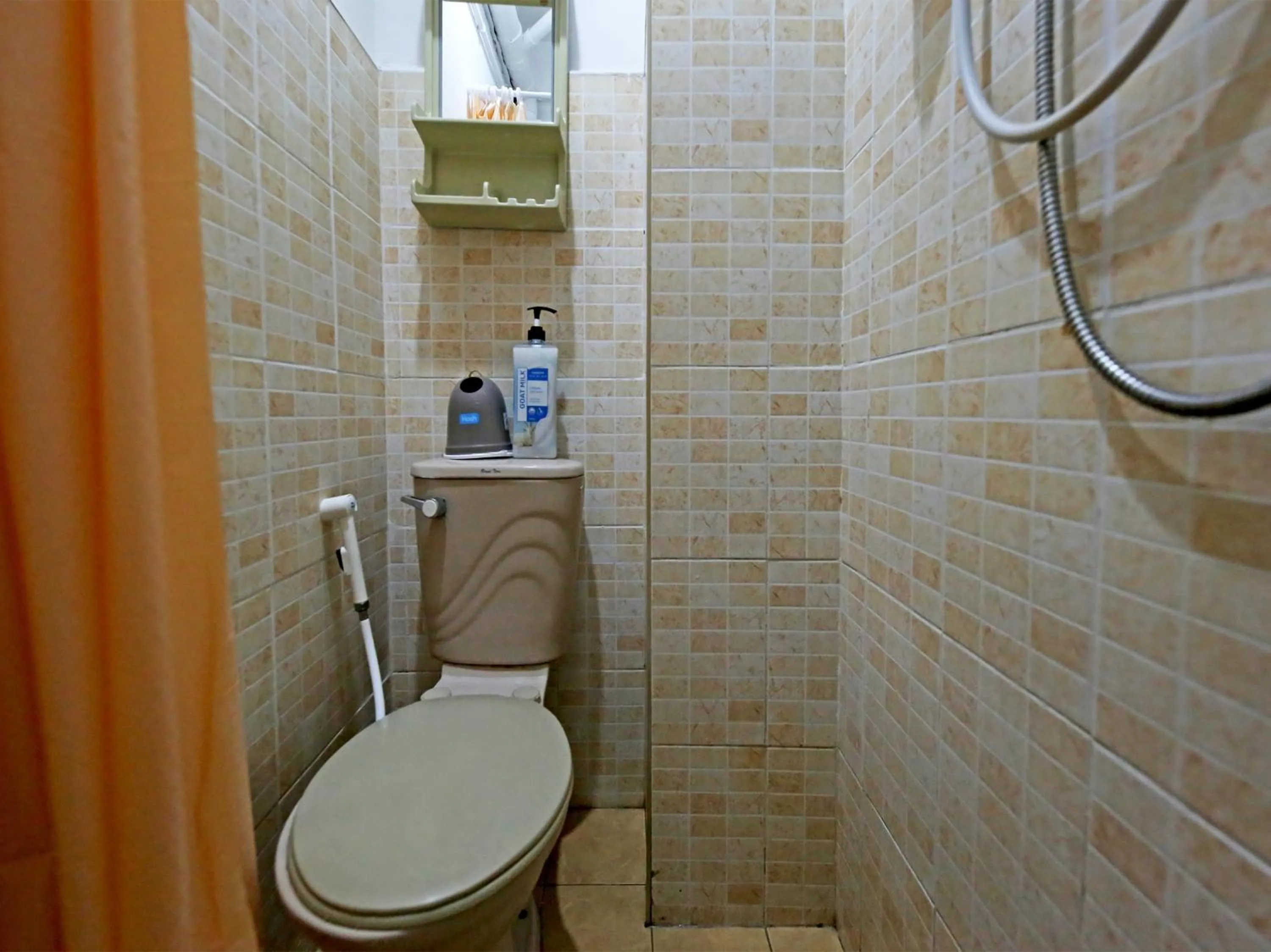Bathroom in OYO 858 City Stay Inns Bgc Nuevo