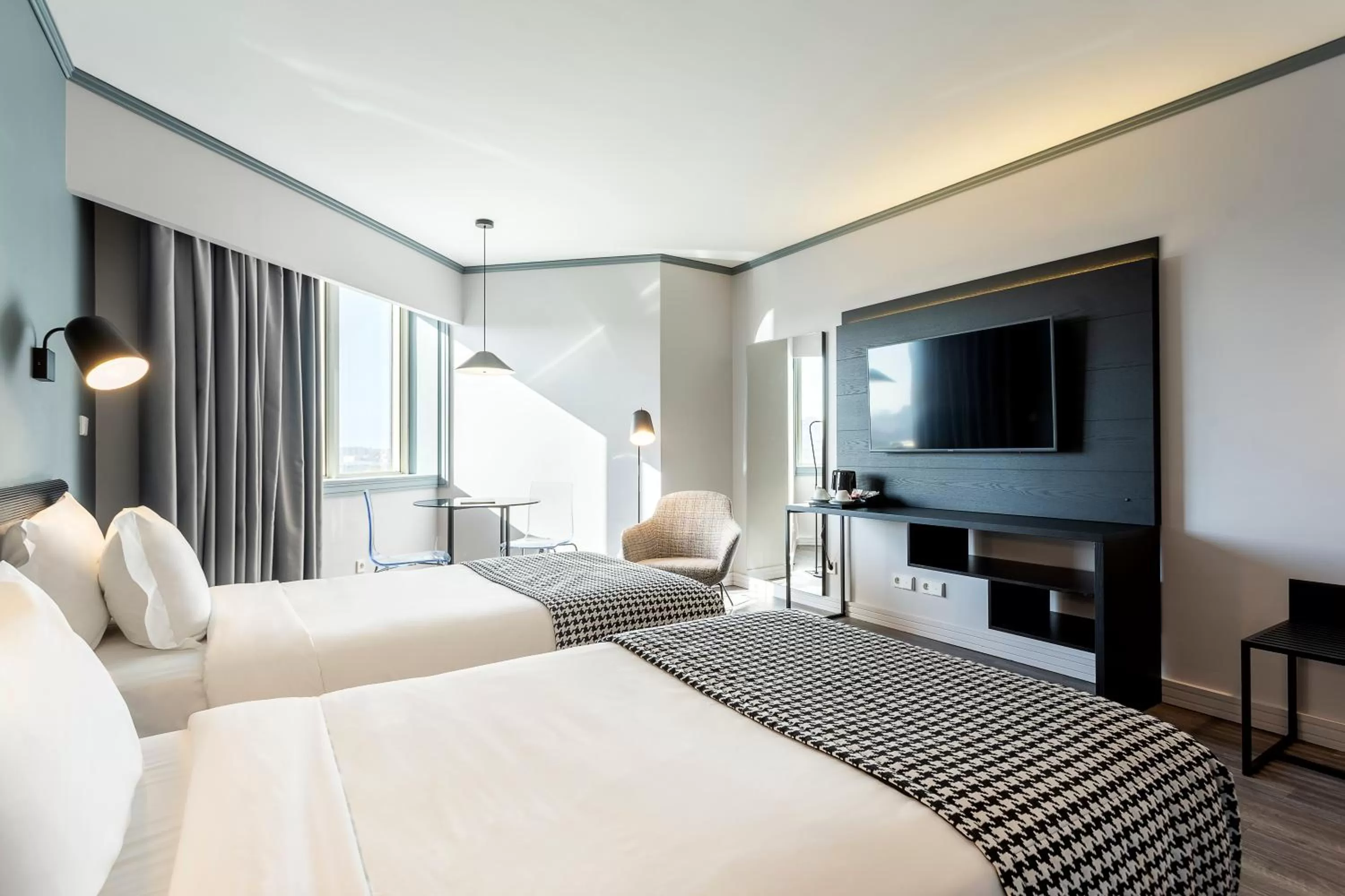 Photo of the whole room, Bed in HF Fénix Porto