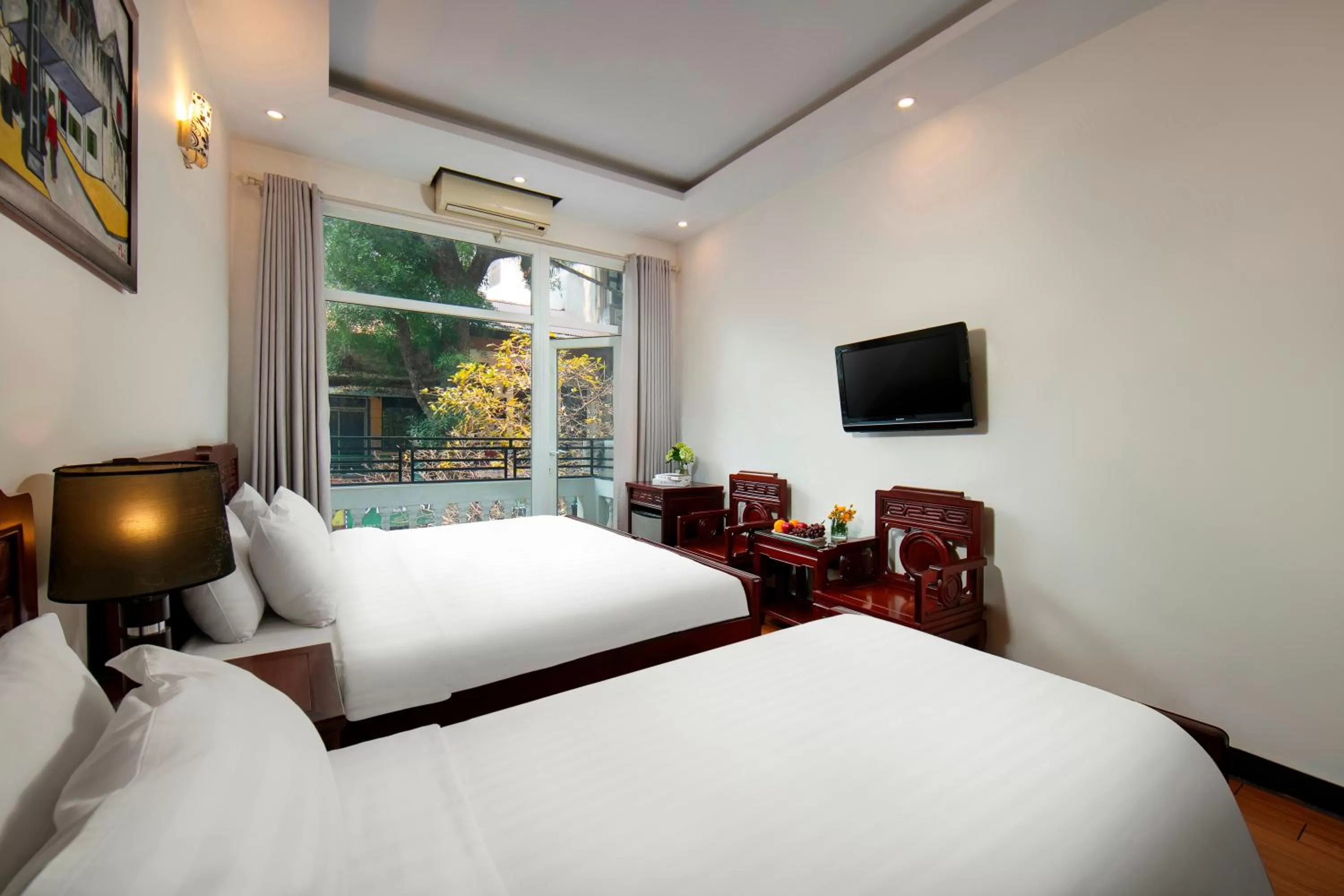 Communal lounge/ TV room, Bed in Bonjour Hanoi Hotel & Travel