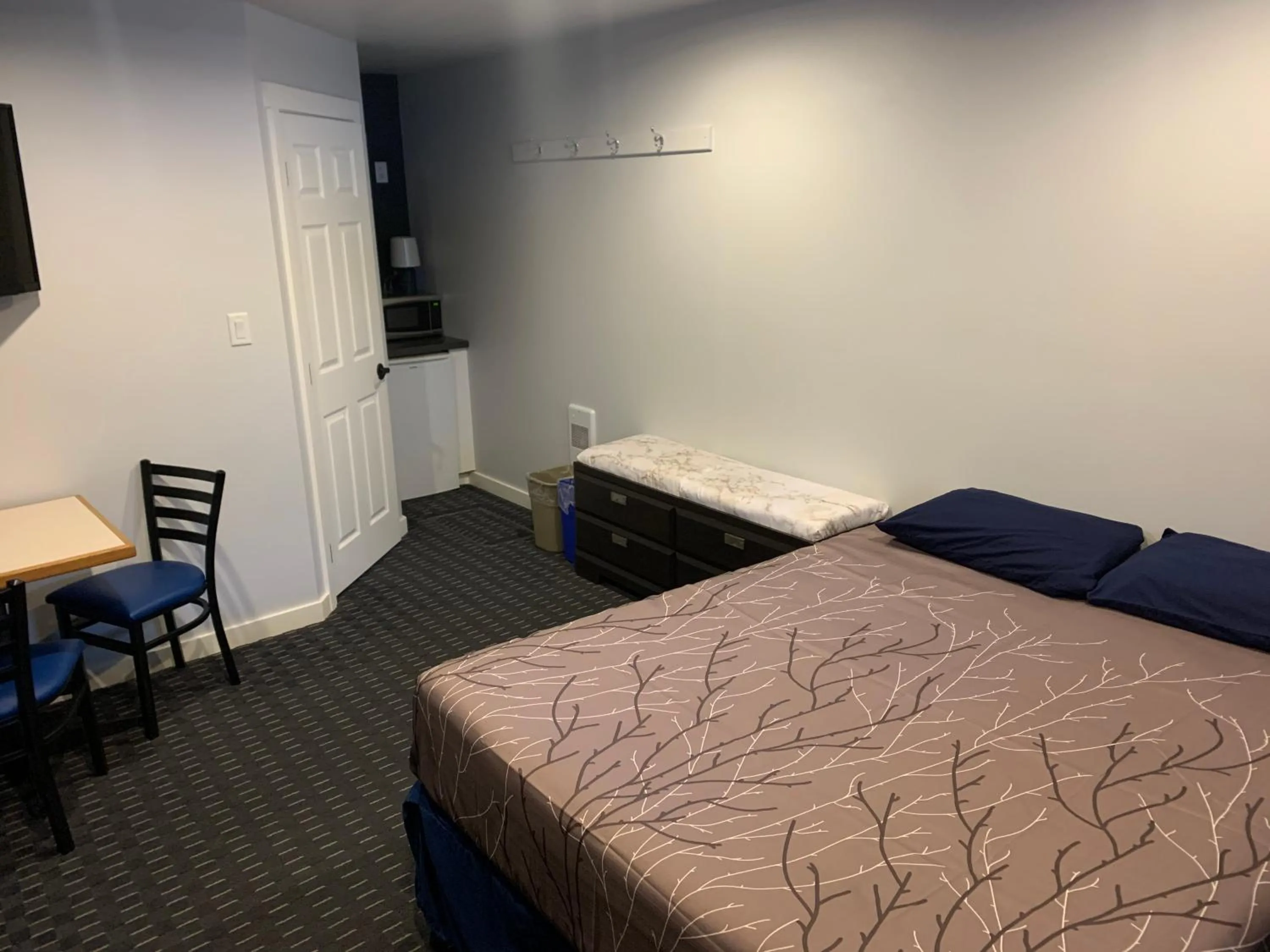 Photo of the whole room in Peaks Lodge