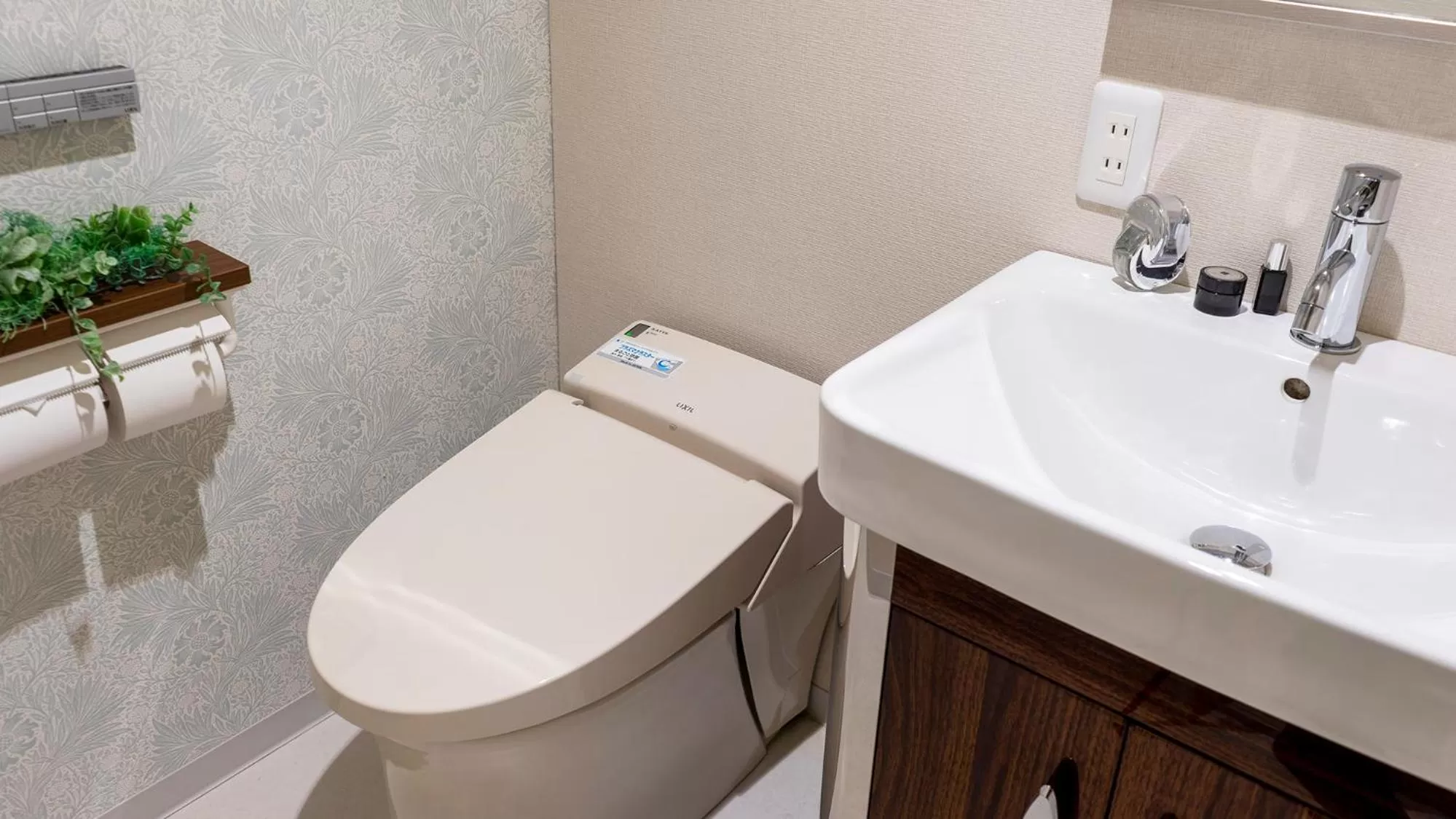 Toilet in Hotel New Gaea Kamigofuku