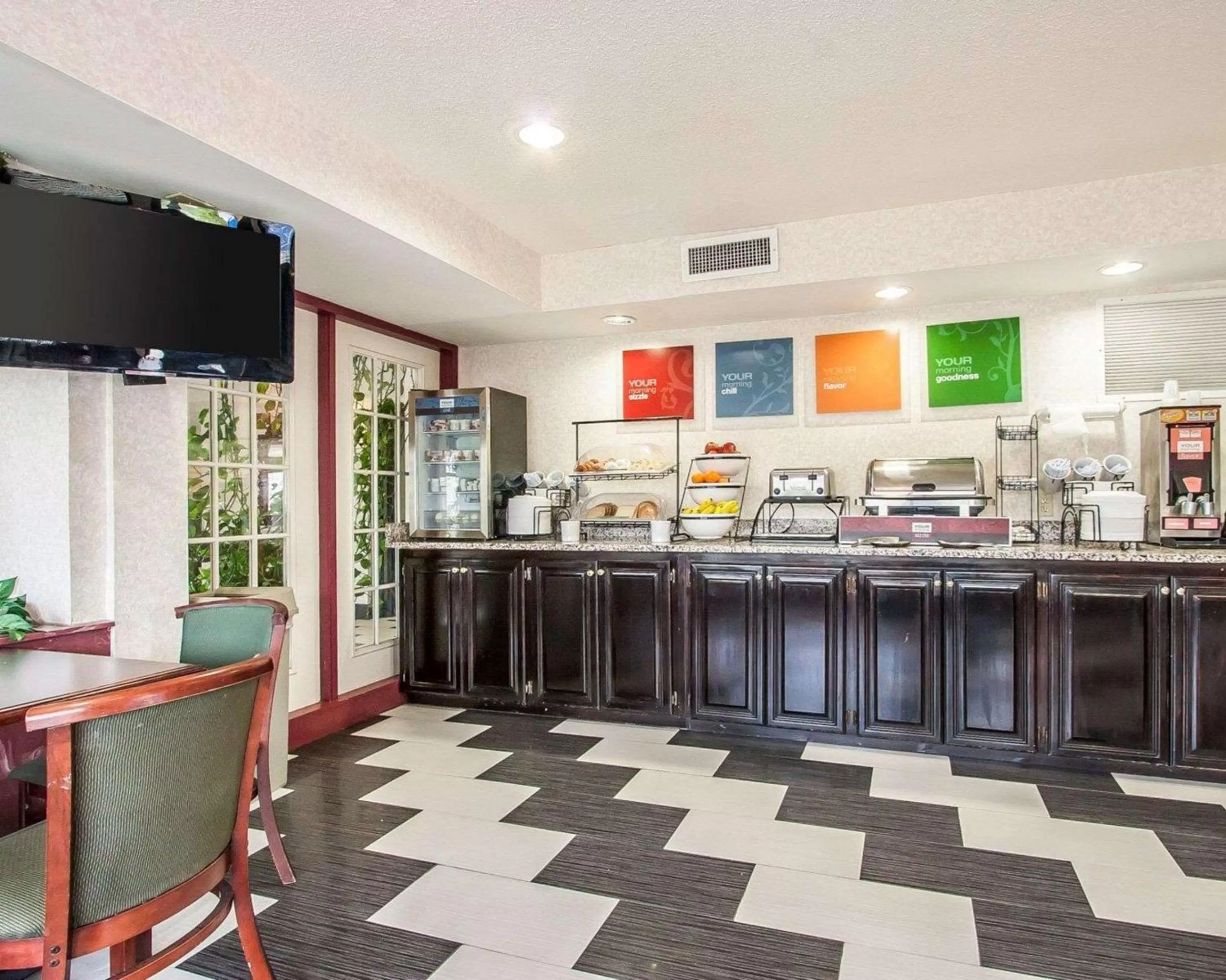 Restaurant/places to eat in Quality Inn Edmund Pettus Bridge area