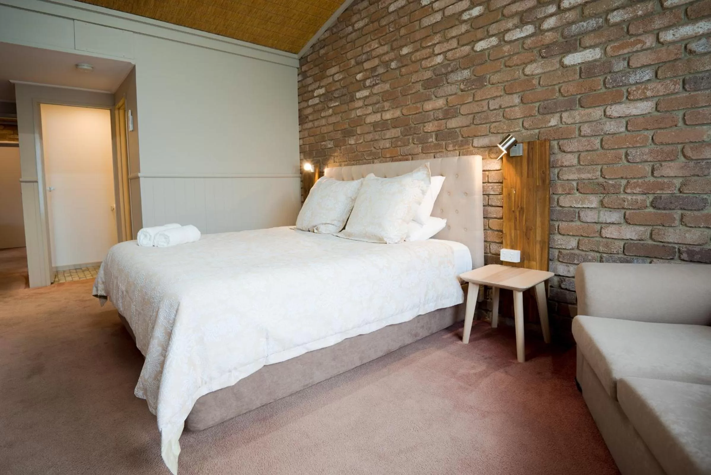 Bed in Farnham Court Motel and Restaurant