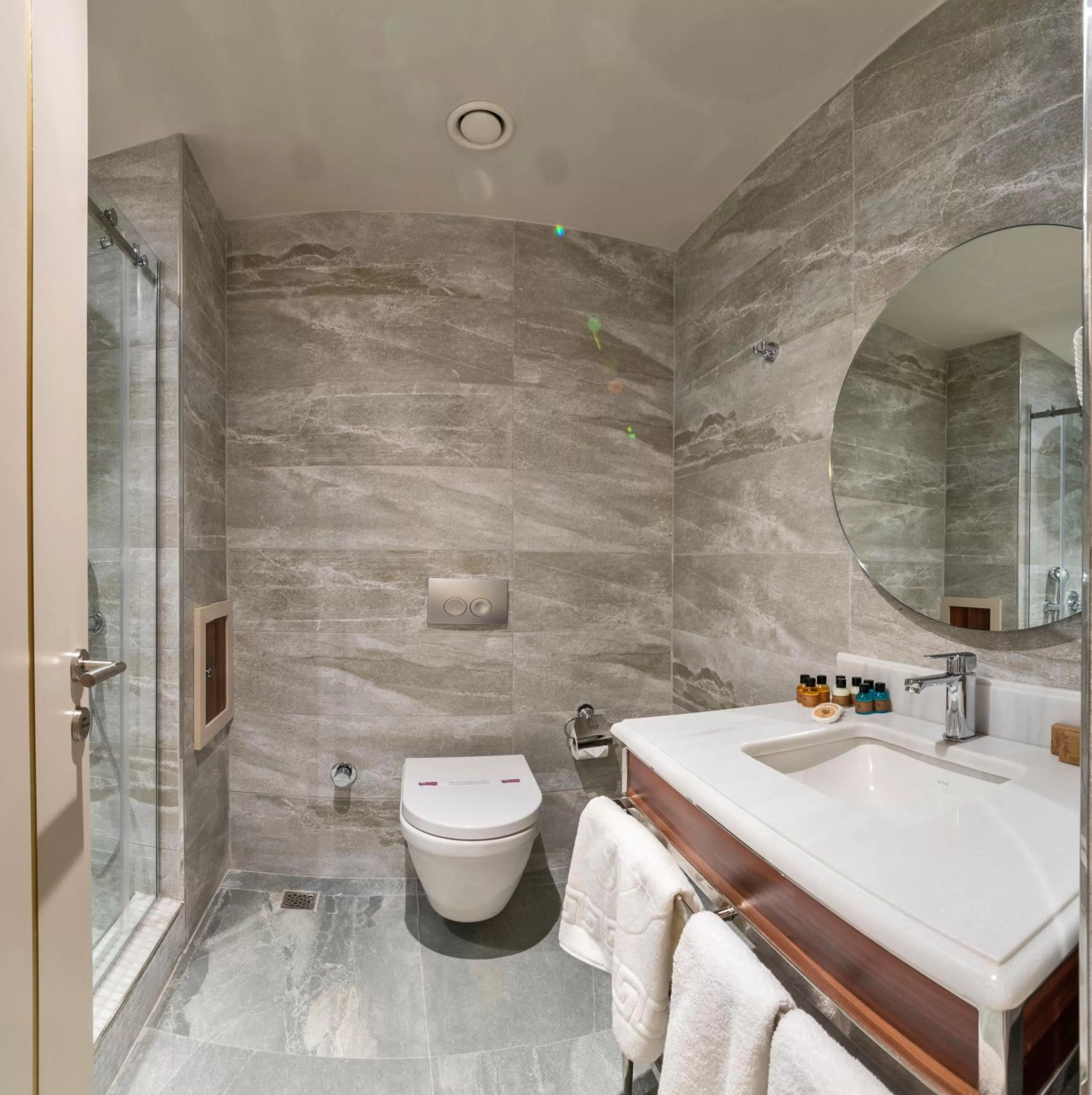 Bathroom in Golden Royal Hotel