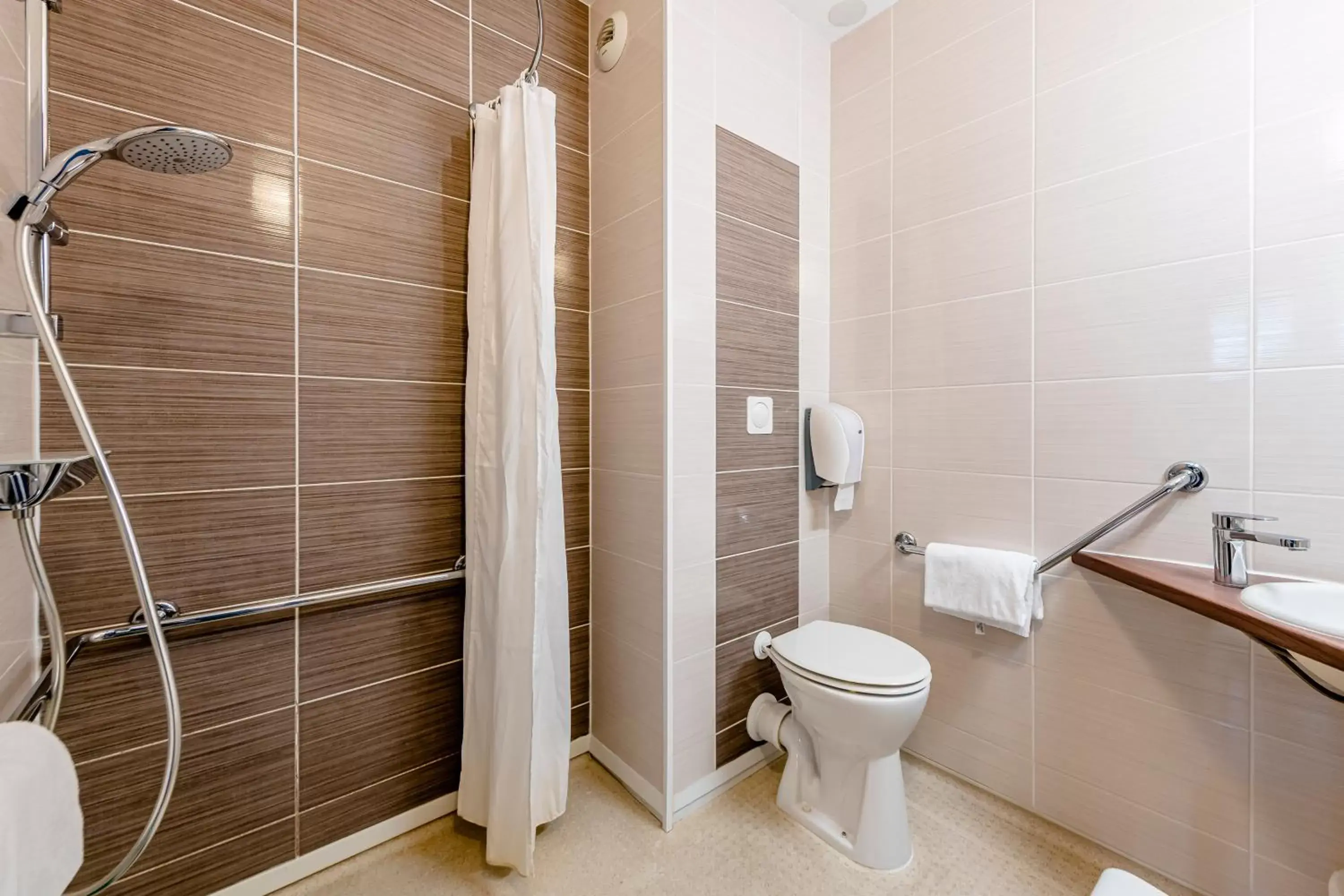 Double Room - Disability Access in B&B HOTEL Bordeaux Talence Double Room - Disability Access in B&B HOTEL Bordeaux Talence