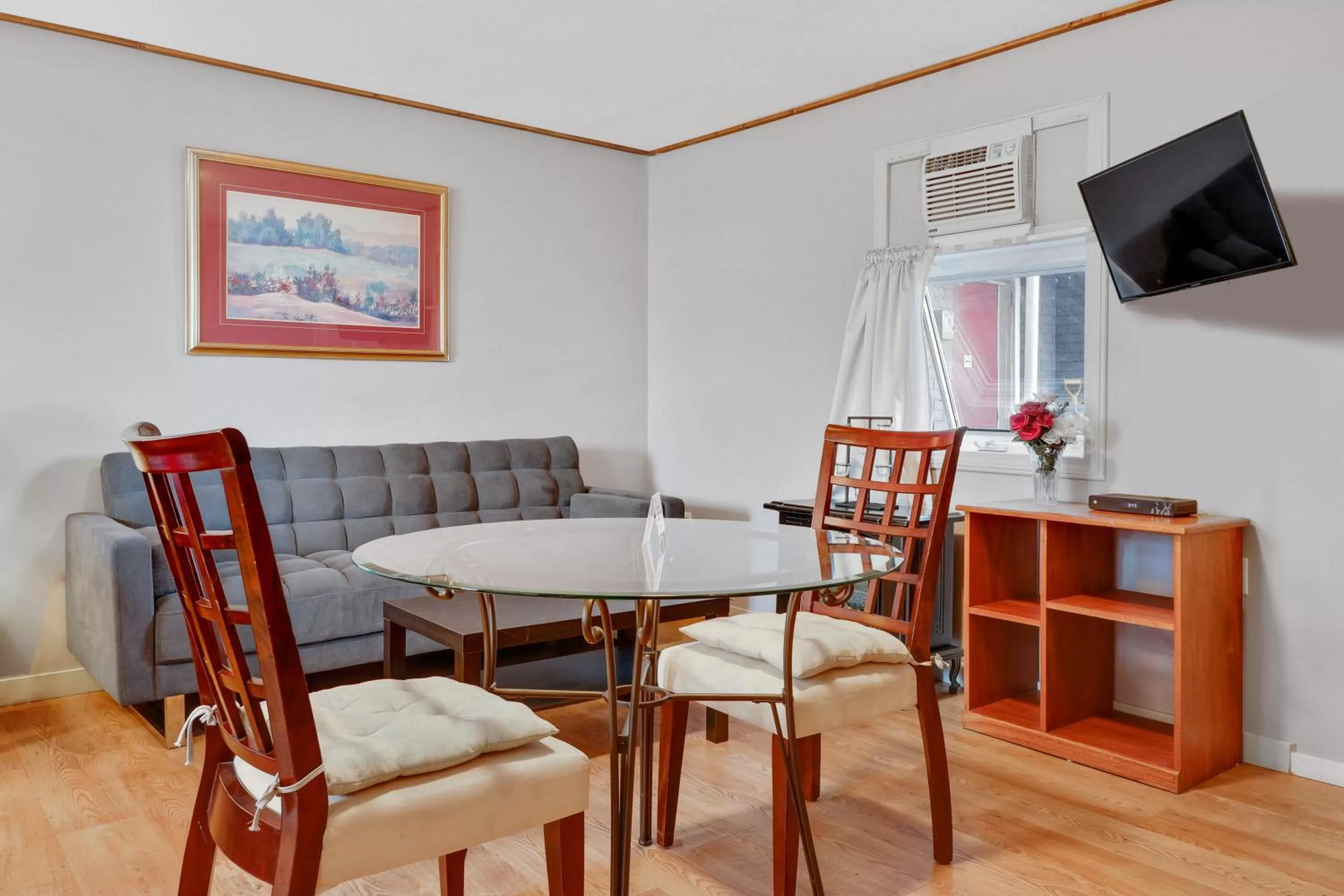 Living room in Hotel Bethel - Fort MacLeod, AB