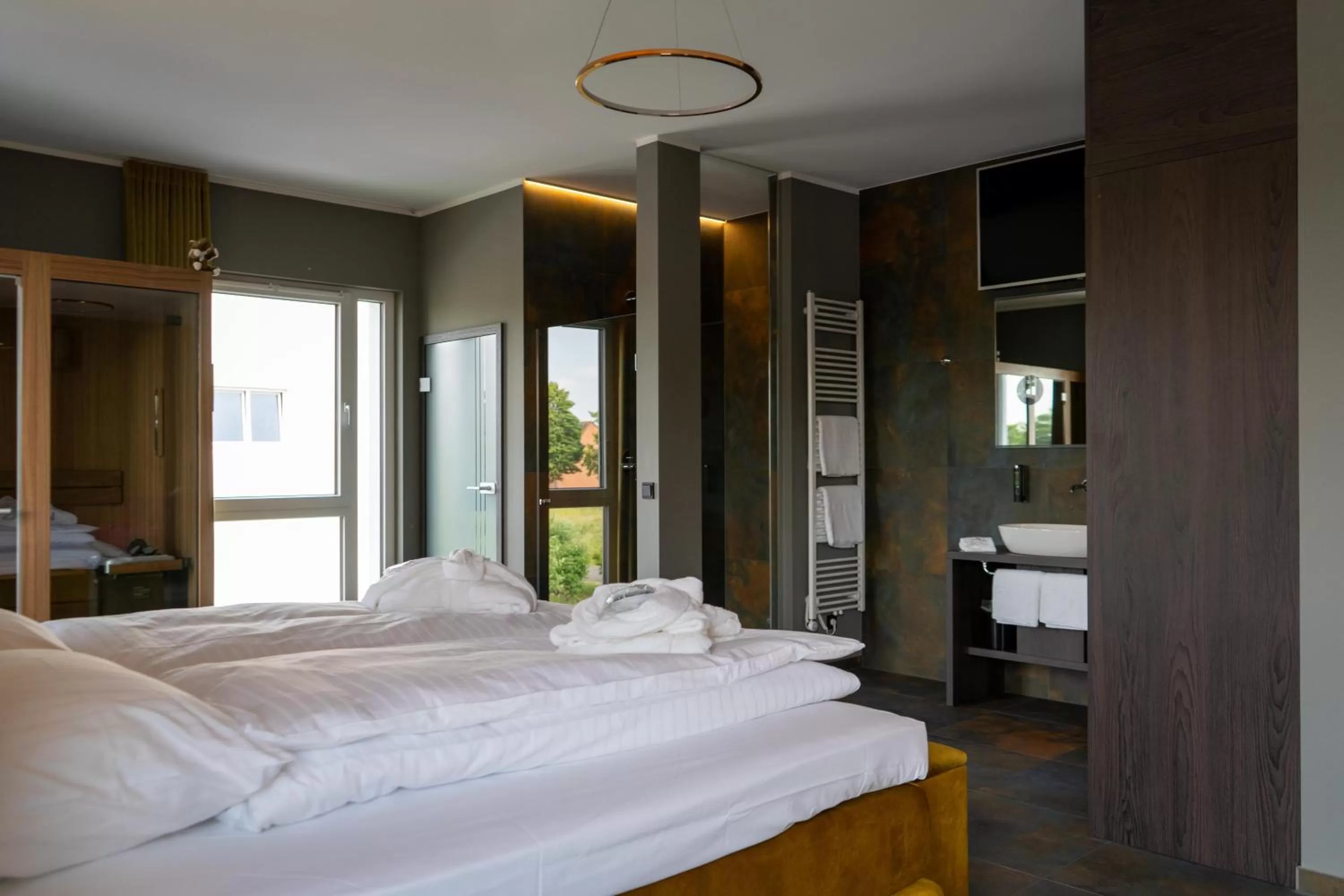 Bathroom, Bed in Motel24