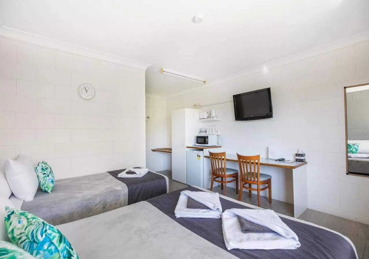 Bed in Banjo Paterson Motor Inn