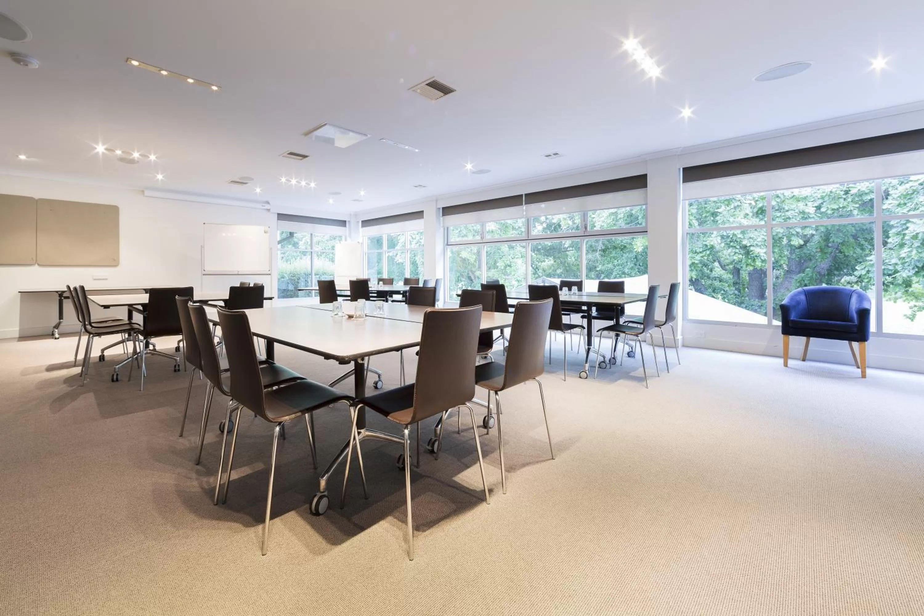 Business facilities in Forrest Hotel & Apartments