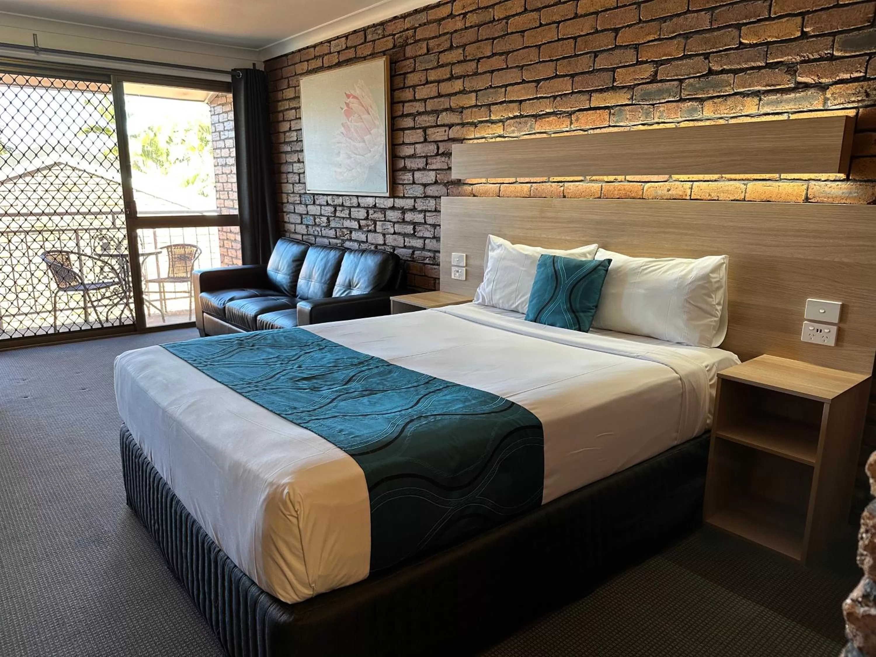 Seating area, Bed in Logan City Motor Inn