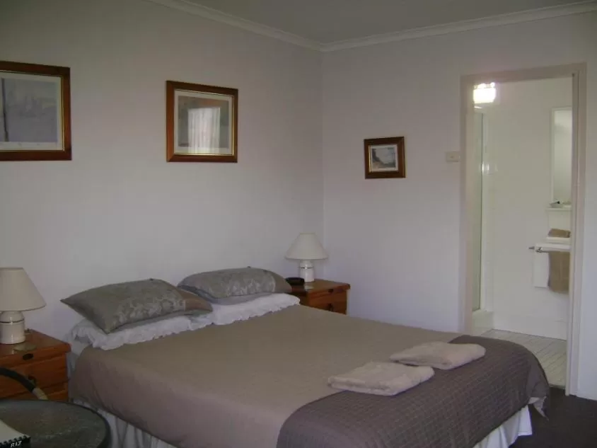 Bed in River Park Motor Inn