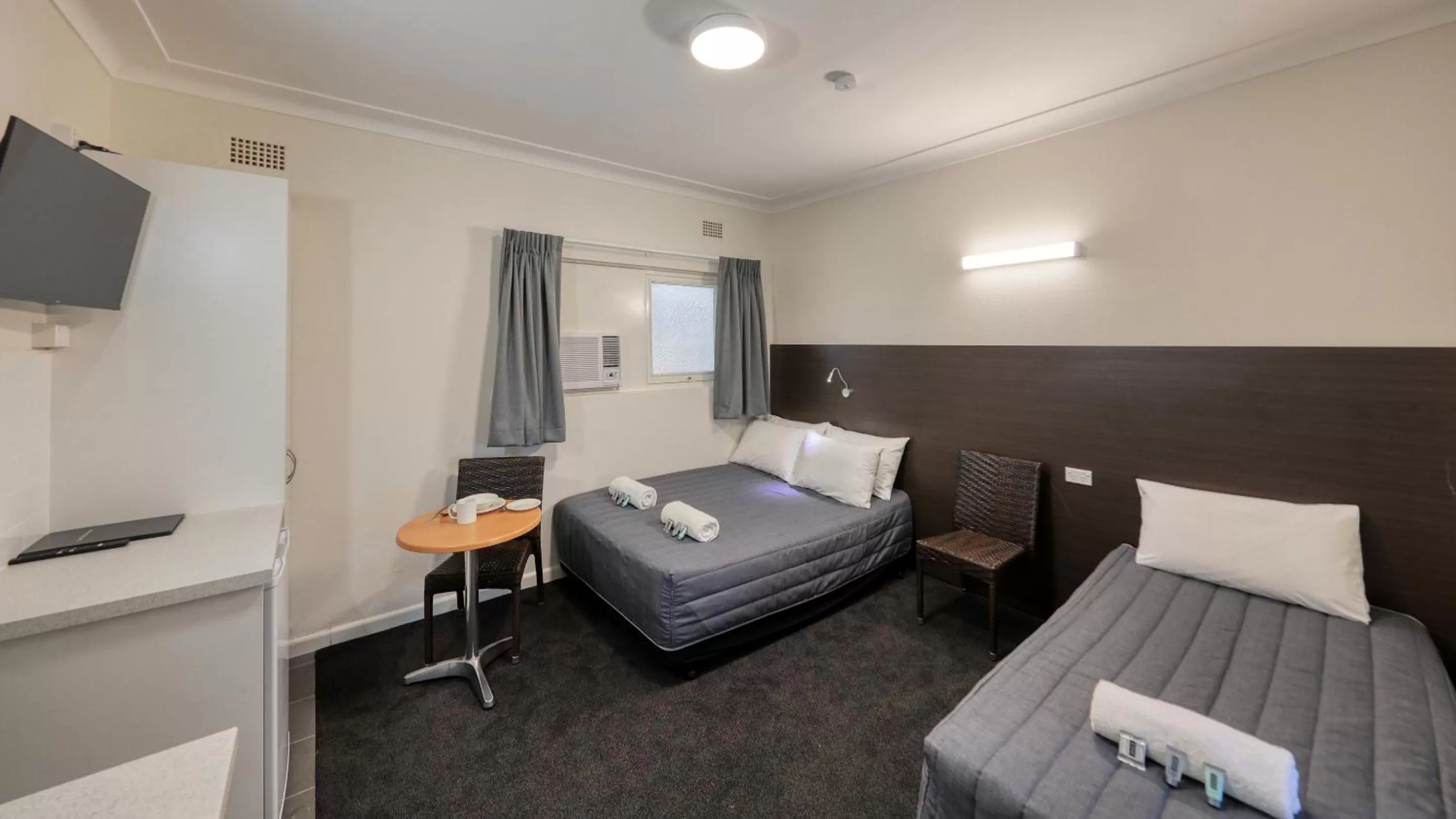 Photo of the whole room, Bed in Cowra Motor Inn